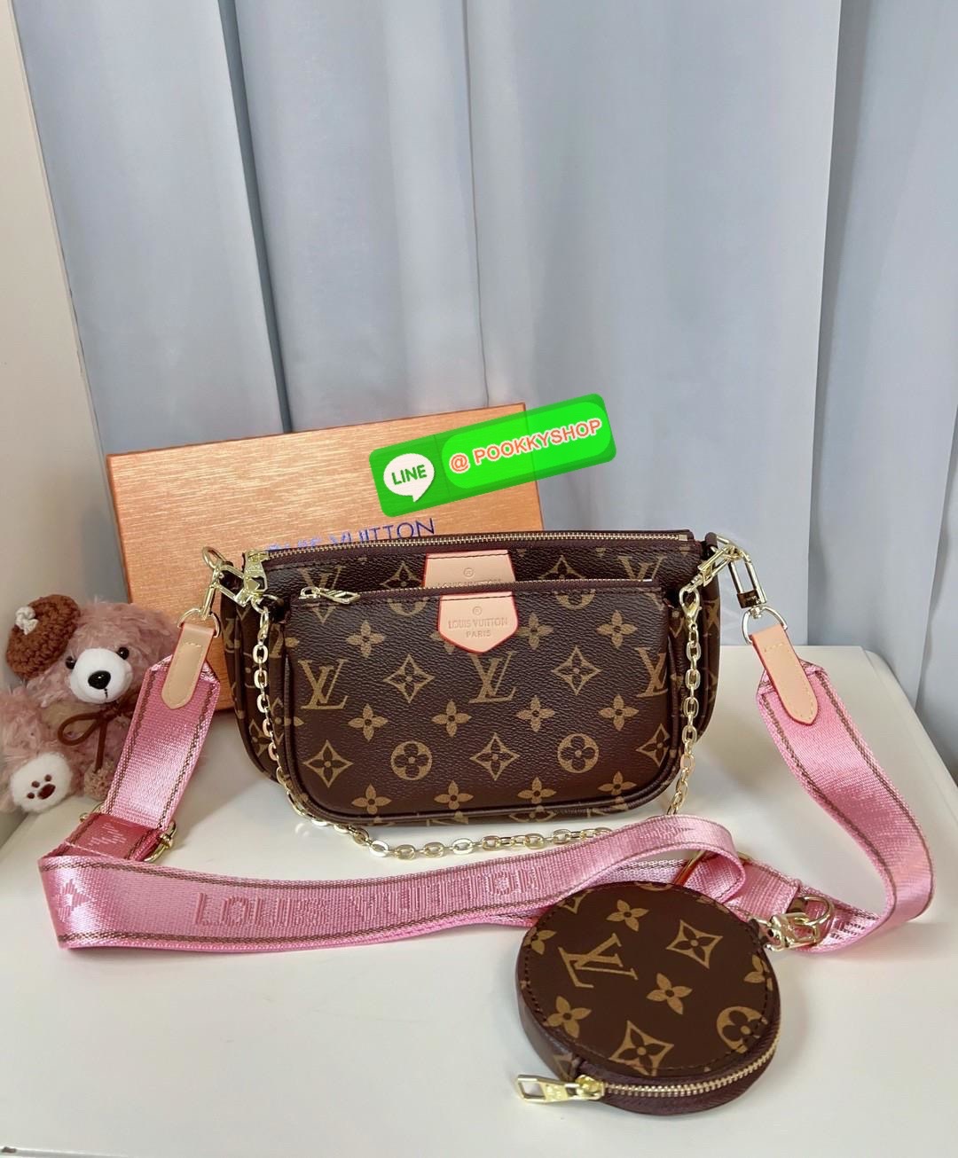 หนึ่งในรุ่นLV ที่สาวๆต้องมีติดตัวอย่างน้อยหนึ่งใบค่าา สวยดังเดิม! LOUIS VUITTON MULTI POCHETTE ACCESSORIES ((vip gift ตปท.)) 🔖พร้อมส่ง! มีถึง3ใบด้วยกันในหนึ่งเซตนะคะ ได้รุ่นนี้ไปใช้สะพายได้ยาวๆแน่นอนค่าสาวๆ 🔖หนังแท้ หนังนิ่มอย่างดี อะไหล่ท