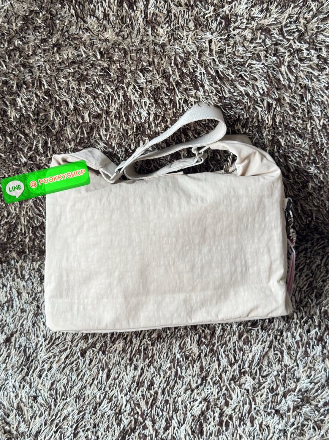 Kipling Syro Shoulder bag กระเป๋าในสไตล์มินิมอล แต่สามารถใส่สิ่งของได้ครบครัน มีทั้งช่องซิปภายในและนอก น้ำหนักเบา มีสายสะพายครอสบอดี้ได้