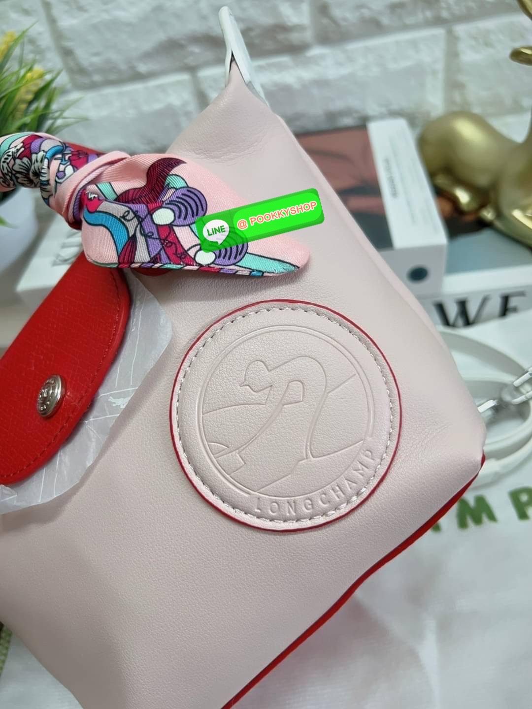 มาเพิ่มให้แล้ว ใครพลาดรอบที่แล้วรอบนี้อย่ารอช้า ก่อนหมดอีกก😘 LIMITED OF JAPAN LONGCHAMP TOTE 2WAY BAG LE PLIAGE EXTRA L1500 💌เป็นรุ่นที่สวยและดูดีมากๆ หนังแกะแท้ หนานุ่ม หลงรักน้องแน่นอนค่ะ สีสวยหวานละมุนมากๆ ภายในกว้างจุสัมภาระได้จุ สามาร