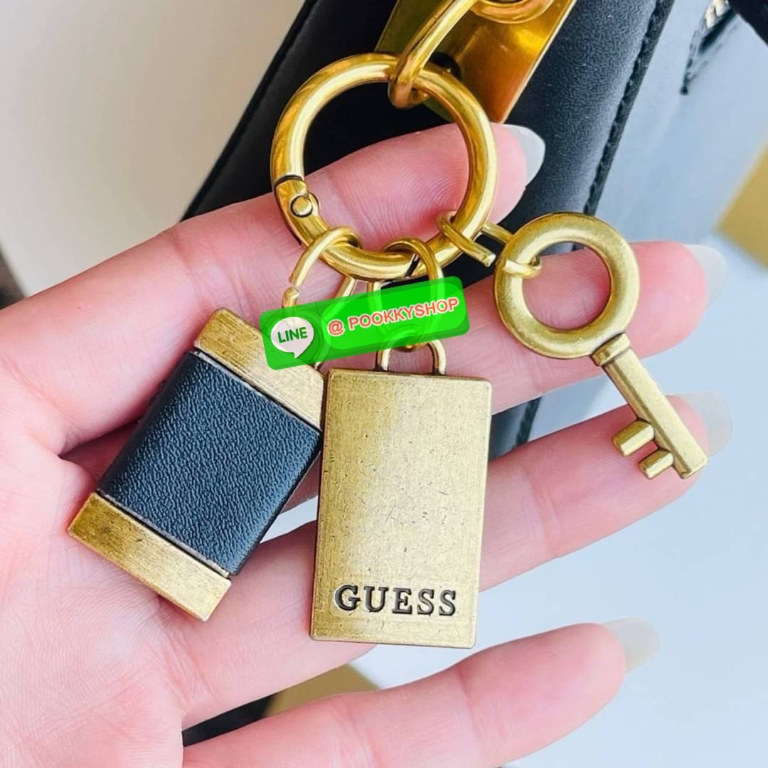 Guess แท้ Outlet กระเป๋าทรง hobo สะพายไหล่ สายสะพายหนังปรับระดับได้ ประดับด้วยพวงกุญแจแบรนด์ เปิดปิดด้วยซิป ด้านในซับในตราแบรนด์อย่างดี