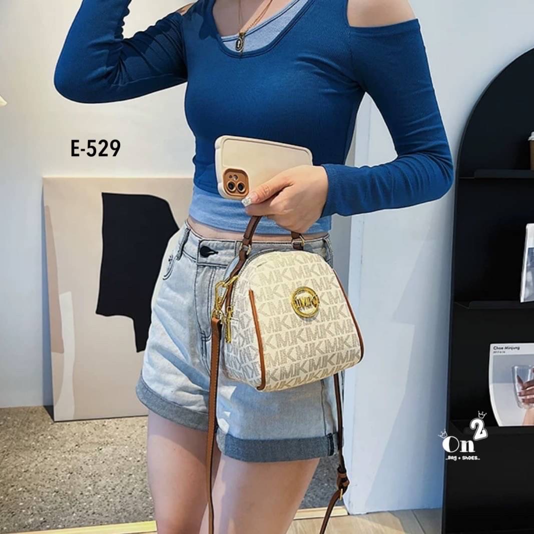 กระเป๋าสะพายแฟชั่นมาใหม่ งานสไตล์แบรนด์ งานซิป ขนาดกำลังดีน่าใช้มากค่ะ พร้อมส่ง 2 สีค่ะ