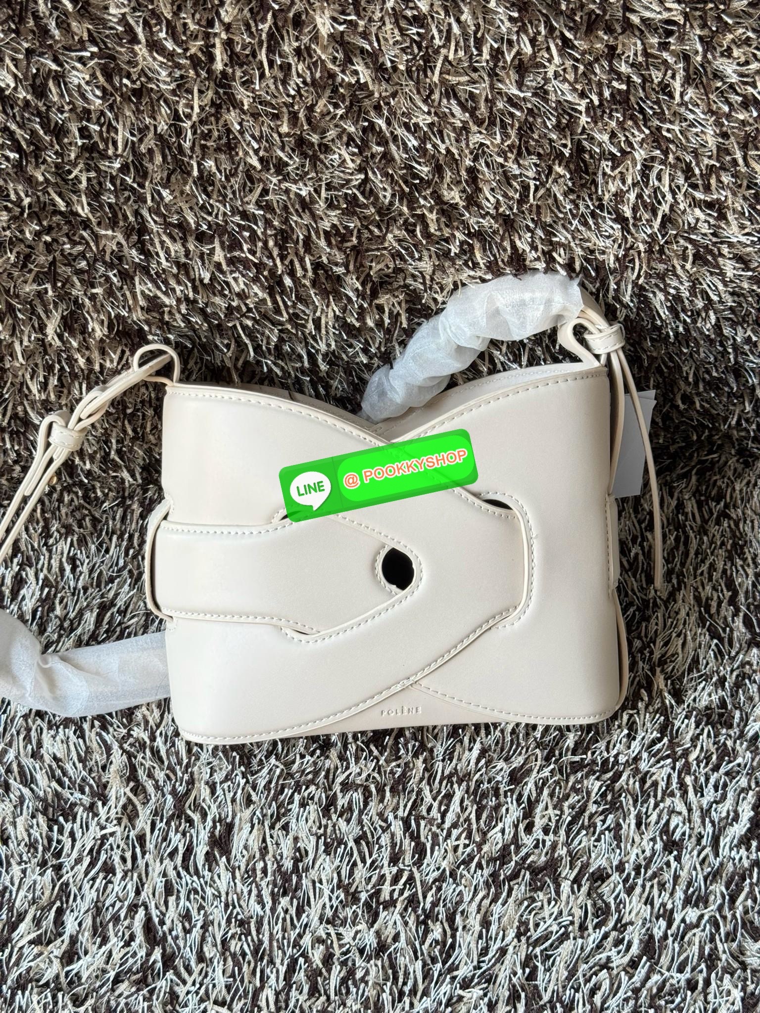 💕 Polene Nodde EDITION SMOOTH ใครที่อยากได้กระเป๋าเรียบๆ แต่ดูมีอะไร ขอแนะนำรุ่น Nodde หิ้วแล้วสวยแบบ Quiet Luxury โลโก้แบรนด์ถูกปั๊มไว้บริเวณด้านล่างของกระเป๋าอย่างประณีตจนแทบสังเกตไม่เห็น ฐานกระเป๋าถูกออกแบบมาให้เนียนเรียบ ปราศจากหมุด ในขณะที่ด้