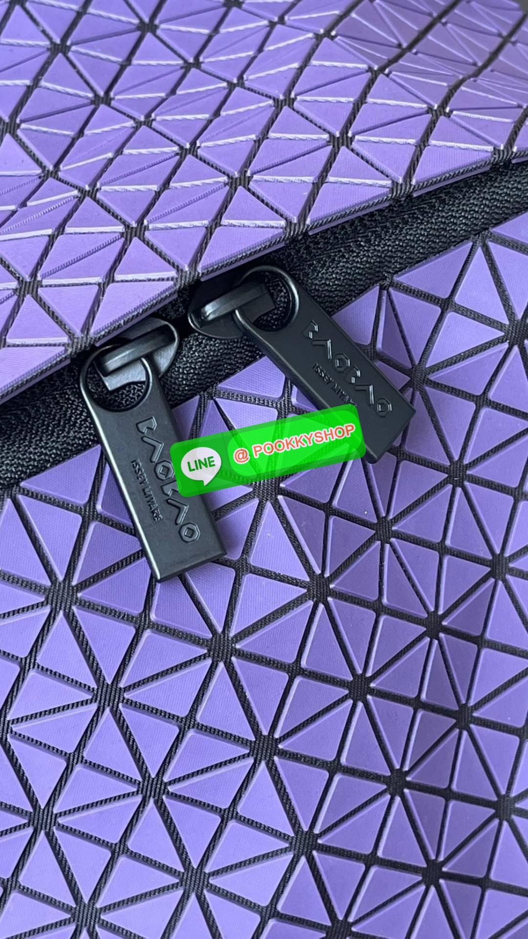 Bao Bao Issey Miyake Daypack geometric backpack กระเป๋าเป้ทรงคลาสสิก รองรับน้ำหนักได้ดี เหมาะกับการเดินทาง เป้สะพายหลังรุ่น Daypack One-Tone Backpack มาในรูปทรงกระเป๋าเป้สุดคลาสสิก โดดเด่นด้วยการออกแบบที่เป็นเอกลักษณ์ วัสดุสามเหลี่ยมขนาดเล็กพิเศษ ได้กลิ่น