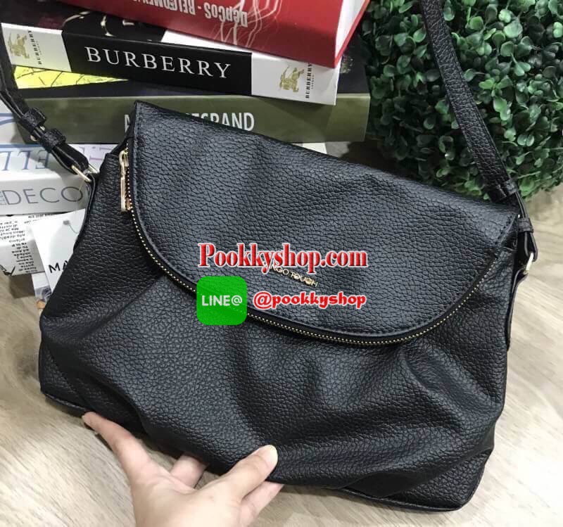 รีพีทรอบที่14!!! Don't Miss! ไอเท็มที่สาวๆกดLikeกันรัวๆ MANGO QUITED SHOULDER BAG กระเป๋าสะพายวัสดุหนังแกะสังเคราะห์แบบนิ่มประดับโลโก้อะไหล่ทองด้านหน้า เปิดปิดได้2ช่องทั้งฝาปิดกระดุมแม่เหล็กหรือซิปรอบปากกระเป๋า มาพร้อมสายสะพายยาวขนาดกำลังดี น้ำหนักเบ