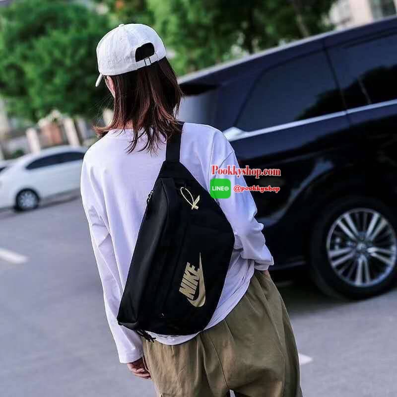 Nike Tech hip pack กระเป๋าคาดเอว Nike Tech สีใหม่..รุ่นใหม่ชนช้อป!! ให้คุณหยิบใช้อุปกรณ์กีฬาและพกพาได้อย่างง่ายดาย พร้อมโดดเด่นด้วยกระเป๋าซิป 2 จุดสำหรับเก็บสิ่งของ และสายกระเป๋าแบบปรับได้เพื่อให้แนบกับลำตัว ใช้งานได้คล่องตัว ใส่ของได้จุสมใจเลยคร้า
