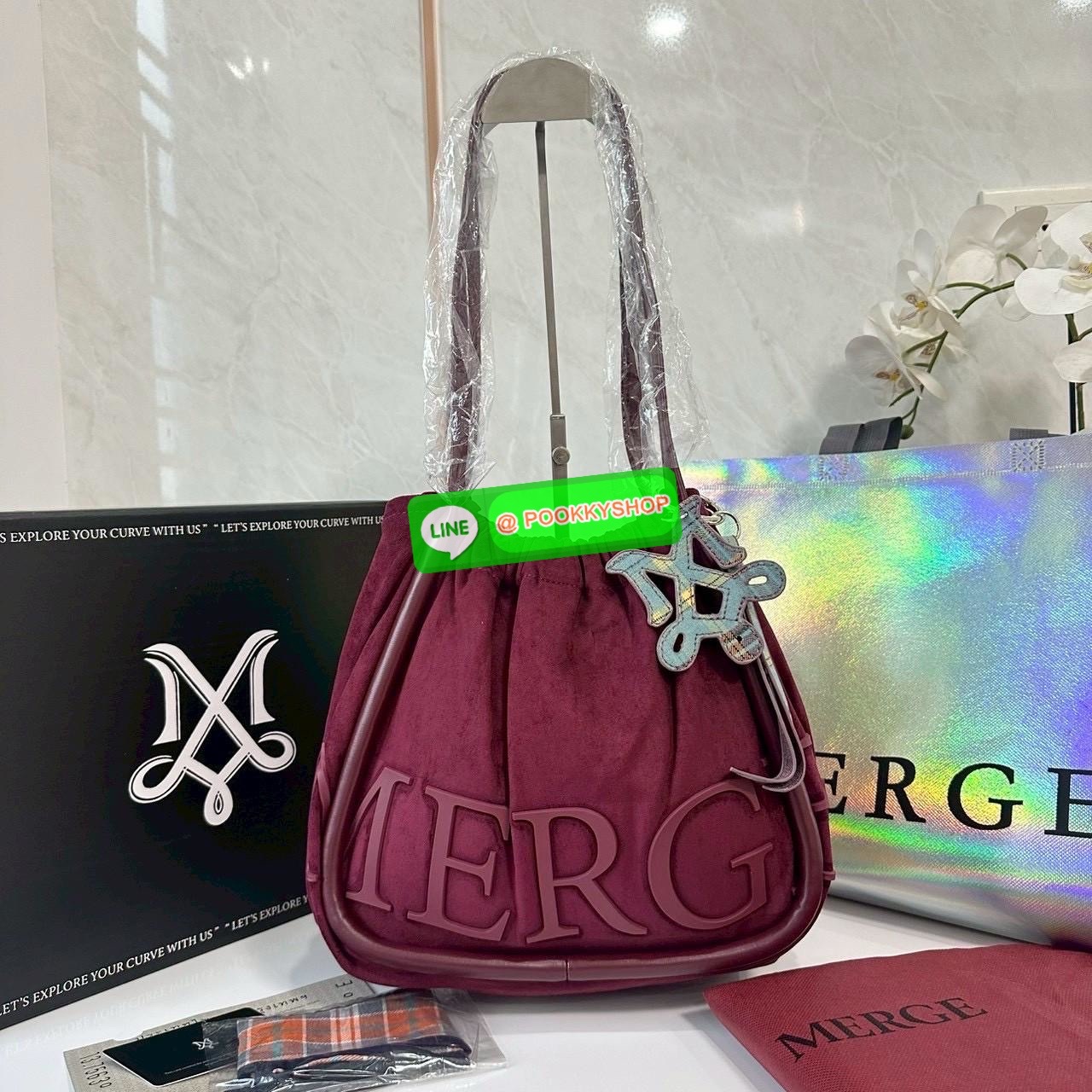 Merge A Day Bag Medium - Suede Edition (Limited) กระเป๋าสะพายไหล่ size ใหม่ ขนาดกระทัดรัดขึ้น แต่ยังสามารถจุของได้เยอะเหมือนเดิม ปรับสายกระเป๋าเป็นแบนสะพายทั้งวันไม่รู้สึกเมื่อยไหล่คะ