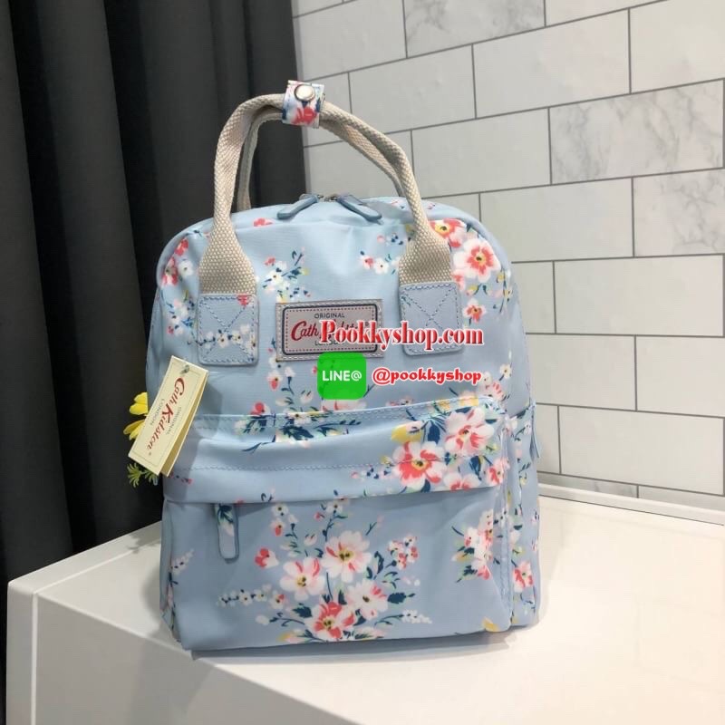 พร้อมส่งความน่ารัก! Cath Kidston Mini Backpack Bag กระเป๋าสะพายเป้รุ่นมินิ แบรนด์ดังจากอังกฤษสไตล์วินเทจสุดฮิต วัสดุ Canvas เคลือบ สามารถเช็ดทำความสะอาดได้ เปิดปิดด้วยซิปสะดวกใช้ ด้านหน้าประดับโลโก้ Cath Kidston พร้อมช่องซิปด้านนอก ใส่กระเป๋าสตางค์ มือถือ