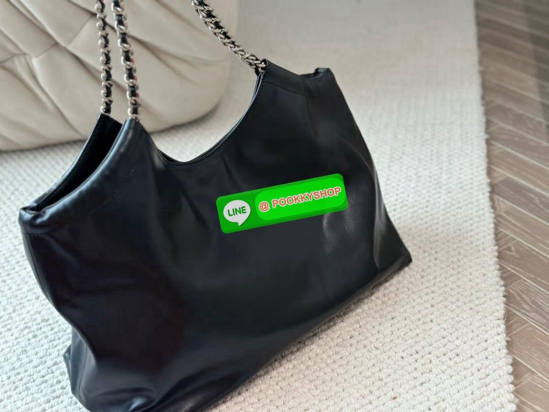 NEW ARRIVALS!! งานใบใหญ่สะพายไหล่ อะไหล่เงิน แบรนด์ PRADA เนื้อกระเป๋าหนังนิ่ม หนังสีดำเต็มไป เปิดปิดด้วยกระดุมแม่เหล็ก ใส่ของได้เยอะเว่อร์ IPAD สมุด หนังสือ A4ได้สบายๆ ด้านในบุผ้าปั้มแบรนด์อย่างดี สะพายแล้วให้ความรู้สึกหรูหราแบบเท่ๆมากค่ะ ด้านล่างมีหมุดร