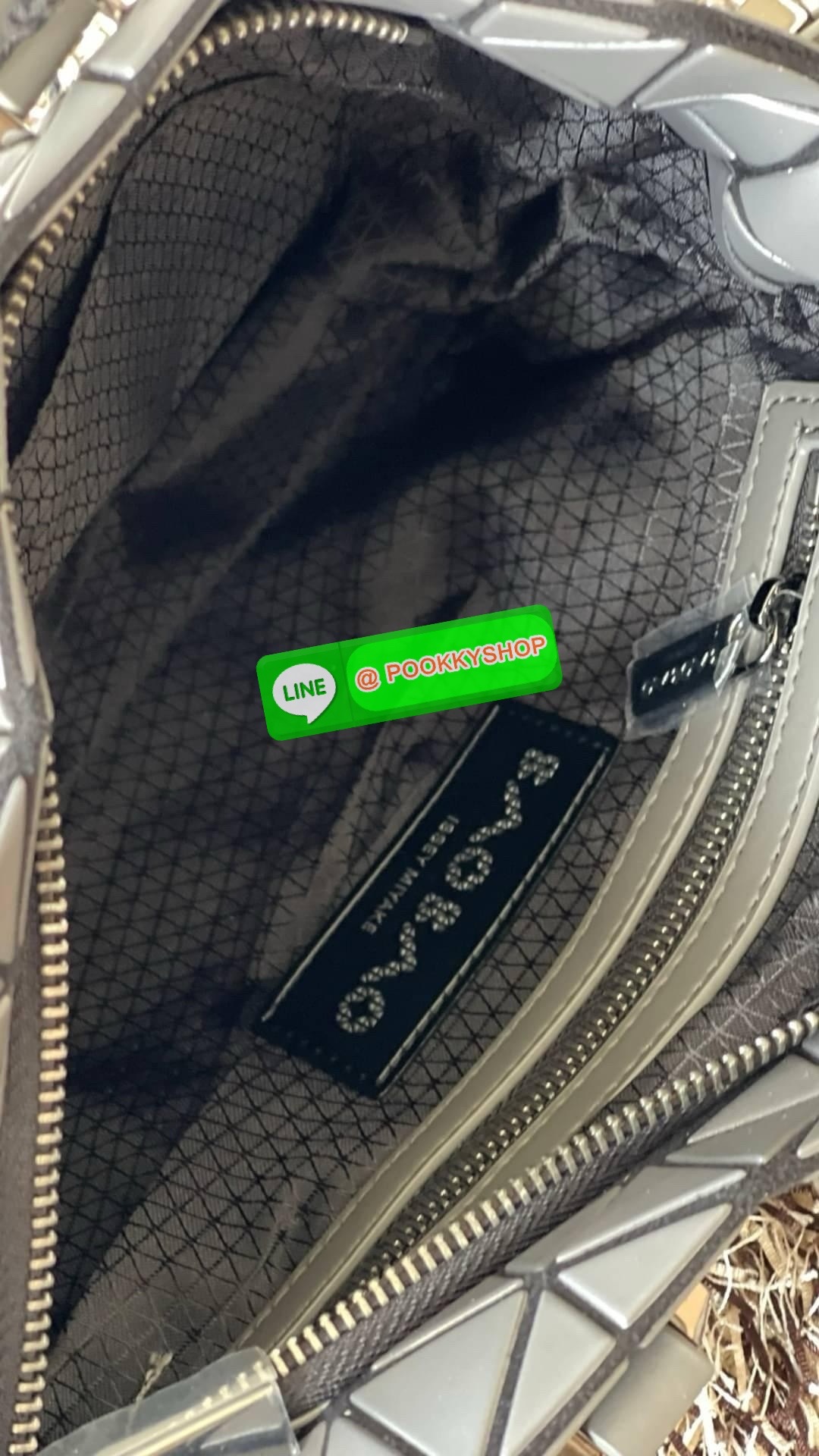 *Small BAO BAO ISSEY MIYAKE TONNEAU เป็น ซีรีย์ที่มีเอกลักษณ์เฉพาะตัว ด้วยแผ่นสามเหลี่ยมที่มีสัญลักษณ์เท่ากันทุกด้าน และยังผสมผสานงานดีไซน์ อันสง่างามเท่ากับฟังก์ชั่น การใช้งานสุดพิเศษ โดยมีจุดเด่นที่ซิปด้านบน สำหรับเปิดปิดและมีสายสะพายไหล่ ที่สามารถถอดออ