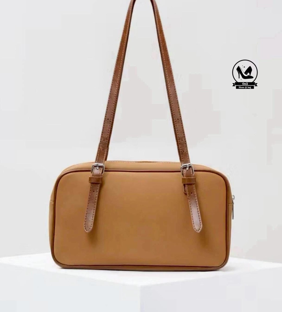 Carlyn งาน 1:1 งานสวยเป๊ะ แยกไม่ออก นำ้หนักเบา ใส่ของได้จุกๆ ดีไซน์เรียบหรู ใช้งานได้ทั้งในชีวิตประจำวันและโอกาสพิเศษเหมาะกับการถือหรือสะพายไหล่มีความจุพอเหมาะสำหรับใส่ของใช้จำเป็น เช่น โทรศัพท์, กระเป๋าสตางค์, เครื่องสำอาง