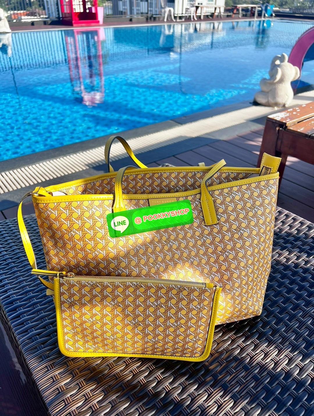 TORY BURCH EVER READY ZIP TOTE BAG 💌พร้อมส่ง! กระเป๋าทรงTote ที่ทำให้ทุกๆวันง่าย หยิบจับของสะดวกพกพาสะบาย หนังแท้ ทั้งใบพิมพ์ลายสวยค่ะ ✔️มาพร้อมกระเป๋าลูกแบบซิป สามารถแยกออกใช้งานได้ต่างหาก ภายในใส่มือถือลงไปได้ค่ะ ✔️ใบหลักมีซิปปิดปา