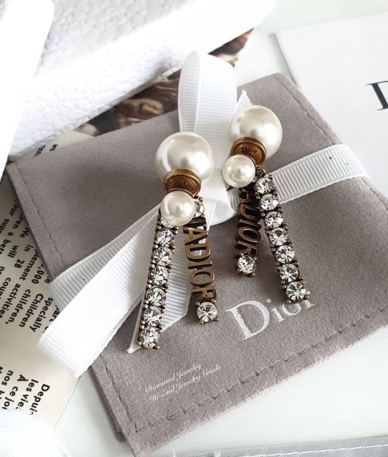 Super Hi-End Quality !!!!! ((เกรด 1:1 ดีที่สุดในท้องตลาด แสตมครบค่ะ)) Dior Tribales Earrings **คอลเลคชั่น Autumn 2019 ใหม่ล่าสุดเลยคร่า** งาน 1:1 เหมือนในช็อปเป๊ะๆ ต่างหูดิออรุ่นใหม่ ล่าสุดชนช็อป ดีไซน์สวยมากๆค่ะ ประดับอะไหล่ทองแอนทีคอย่างดี งานสวยไร้ที่ต