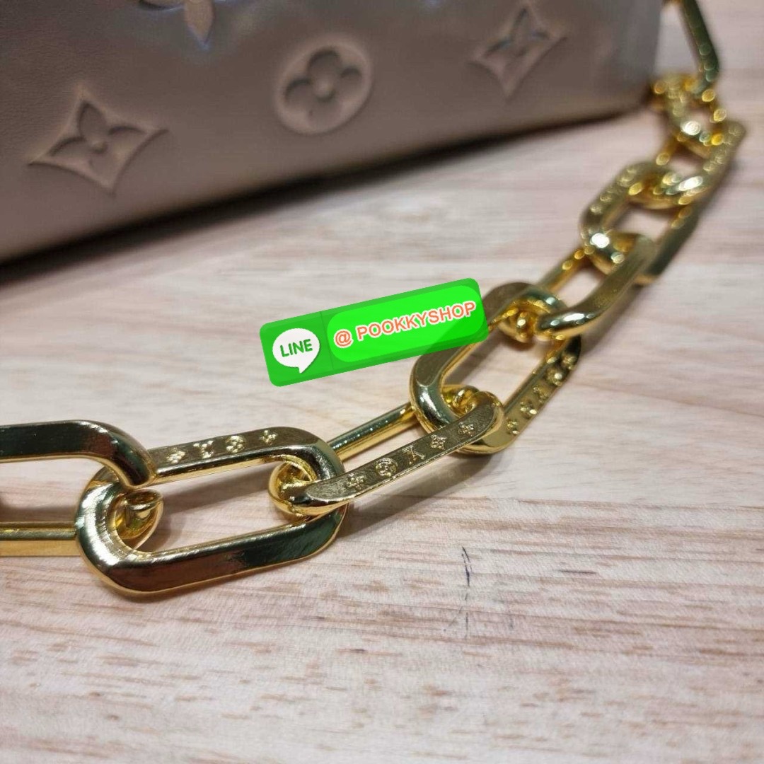 LV coussin pm bag 🔆 Details กระเป๋าสะพายกึ่งคลัชท์ สุดล้ำ ดีไซน์ใหม่ สีลิมิเต็ด ล่าสุดจากเคาน์เตอร์ duty free มาแรงมาก ด้วยความสวยปังตั้งแต่แรกเห็น มาพร้อมสาย 2 เส้น สวยลัคชูแบบสับๆ มีสายโซ่ที่มีดีเทลละเอียดไม่ซ้ำ และสายสปอร์ตครอสบอดี้ ที่จะคล้องไ