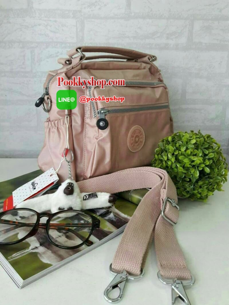 พร้อมส่ง Kipling Shoulder Bag k15828 รุ่นMulti funtion ที่สาวๆรอคอย!!! เพราะใบนี้สามารถปรับการใช้งานได้หลายเเบบทั้งสะพายข้างได้ แบบครอสบอดี้ได้ หรือรวบสายเก็บปรับเป็นถือก็ยังได้ ผลิตจากวัสดุผ้าไนล่อนเมทาลิคอย่างดี กันน้ำระดับนึงเลยค่ะ ️ด้านหน้ามีช่องซิปถึ