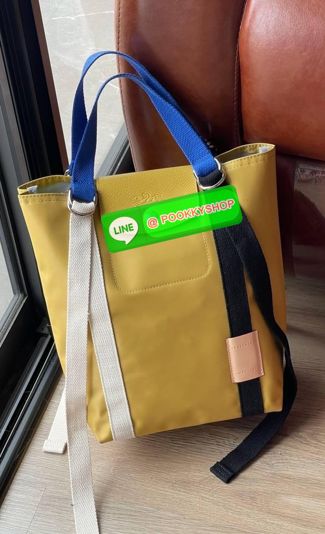 💕LONGCHAMP LE PLIAGE RE-PLAY Tote bag S เป็นอีกรุ่นที่น่าสนใจในการออกแบบ กระเป๋าโท้ทแนวตั้งที่กว้างขวางมีน้ำหนักเบา ใช้งานได้จริง ปิดด้วยกระดุมแป๊กและสามารถถือด้วยมือ สะพายไหล่ และสะพายข้างลำตัว Le Pliage Re-Play เวอร์ชันใหม่นี้ยังคงเติมชีวิตชีวา