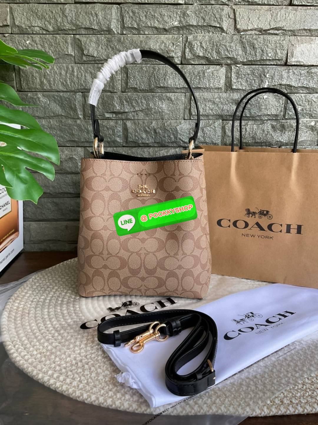 COACH SMALL TOWN BUCKET BAG IN SIGNATURE CANVAS รุ่น 2312 Collection บักเก็ตคลาสสิค รุ่นยอดนิยม กำลังมาแรงมากๆ กระเป๋าสะพายไหล่ และ Cross Body วัสดุหนังแคนวาสอย่างดี มาพร้อมสายสะพายสะพายไหล่ถอดออกไม่ได้ / สายสะพายยาว สายถอดออกได้ มี 3 ช่องใช้งาน