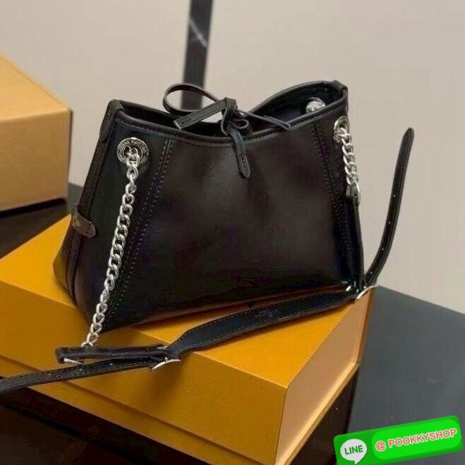 🕊️ พร้อมส่ง | LV CarryAll Vibe BB ใหม่ล่าสุด กระเป๋าสะพายทรงโท้ทไซส์เล็ก สวยหรูดีไซน์เรียบง่ายคลาสสิค ดูผู้ดี มาพร้อมใบลูกลายโมโนแกรมสุดไอคอนิก รูปทรงสวยตลอดกาล ใช้ได้กับทุกลุค ทุกโอกาส ภายในโล่งกว้างมาก ใส่ของสำคัญได้ครบแน่นอนจ้า