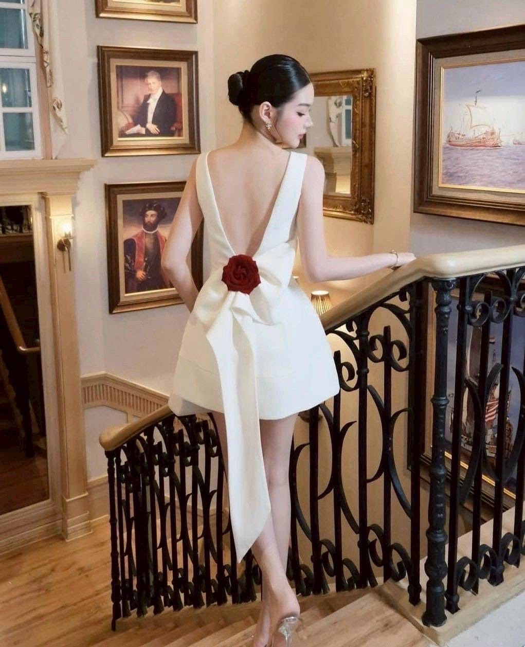 เดรสแฟชั่น เดรสขาวสุดหรู เรียบแต่ไม่ธรรมดา ดีไซน์เว้าหลังโชว์ผิวสวยอย่างมีเสน่ห์