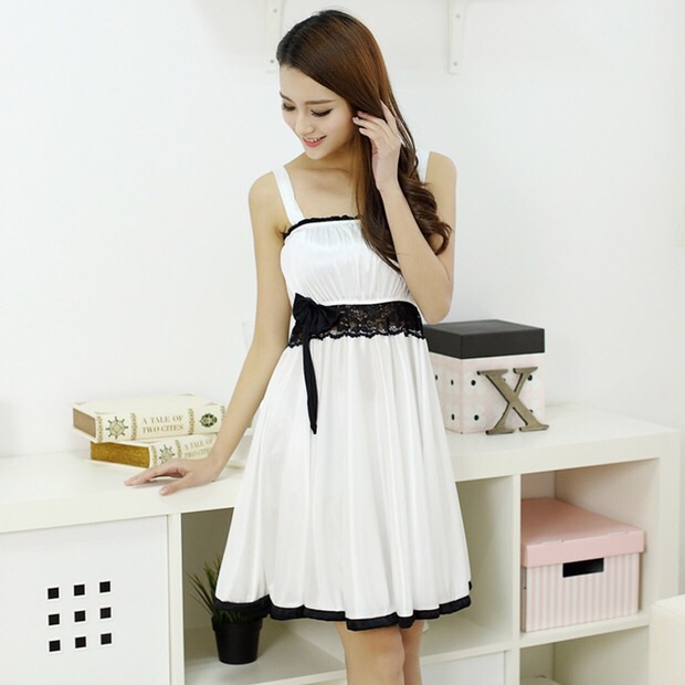 ชุดนอน ผ้าซาติน สีขาว เนื้อผ้าเกรด AAA แต่งลูกไม้ดำช่วงใต้อก แต่งขอบชายกระโปรง และขอบชุด แบบสวย สไตล์คุณหนู หรูๆเลยคะ (ซาตินเนื้อดี เนียนลื่น ไม่ซีทรูนะคะ) งานเกรดพรีเมี่ยมเลยคะ