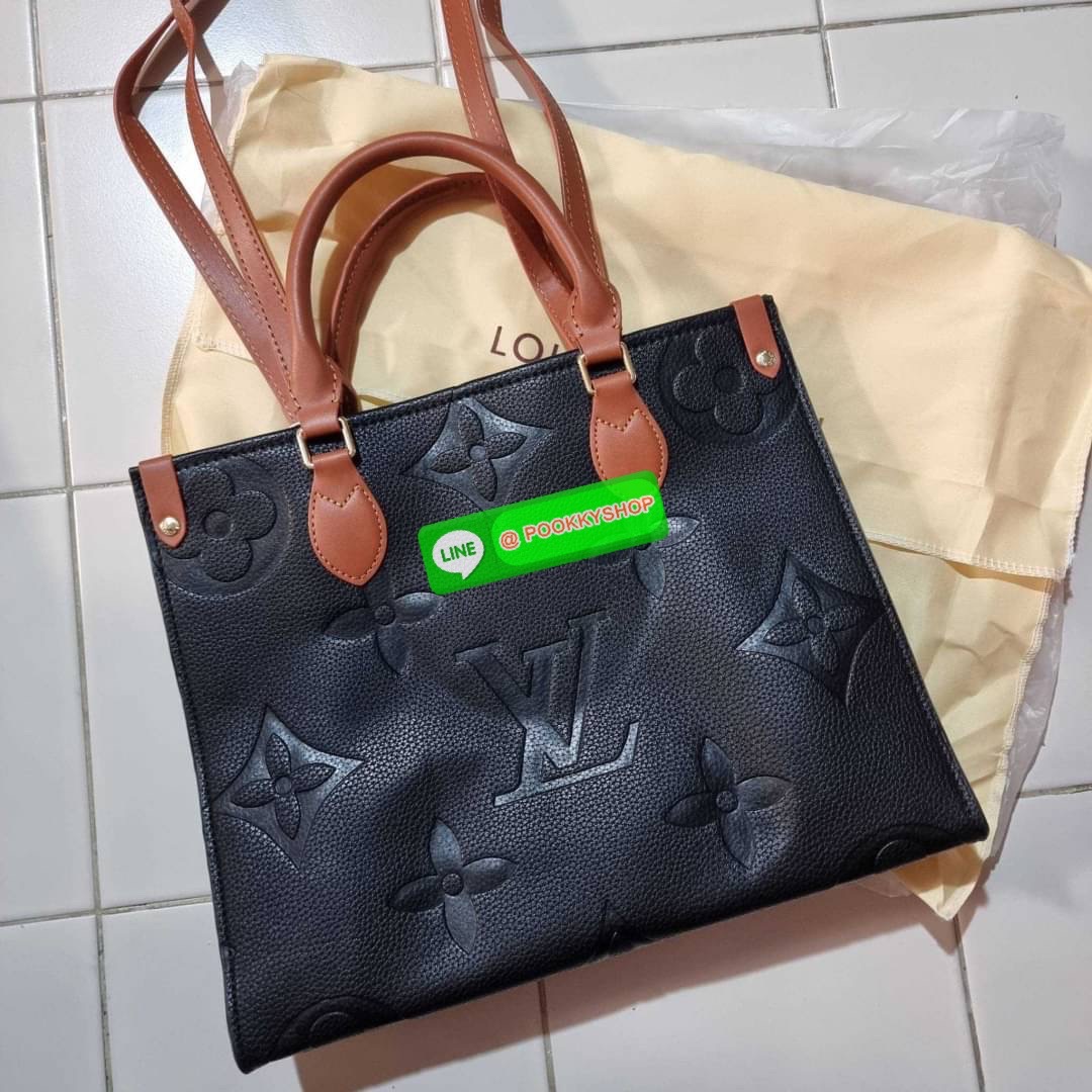 New arrival!! LV crossbody tote bag ดีไซน์สวยคม สมราคา ดูแพงไปอีก ด้วยดีเทลลายของหนัง crossgrain กระเป๋าทรงโท้ทจากเคาน์เตอร์ dutyfree คลาสสิค ผู้ดียืนหนึ่ง โทนสีใช้งานง่าย แมทช์ได้ทุกลุค มาพร้อมหูจับในตัว แบบหูหิ้ว และหูยาวสำหรับสะพายไหล่ เก๋มาก ชิคมาก ภา