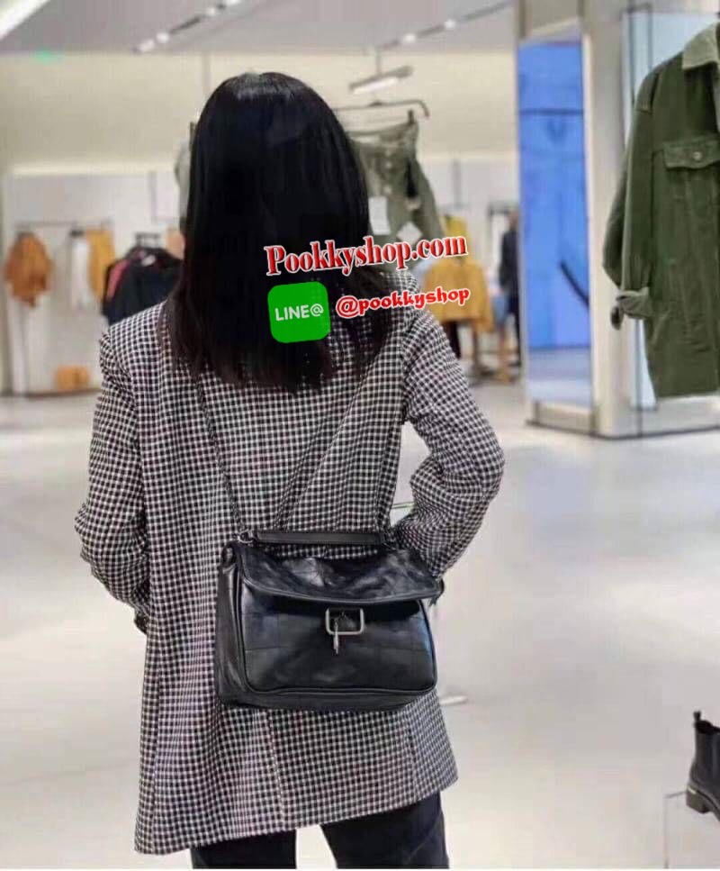 ZARA SOLF ROCK SHOULDER BAG Outlet กระเป๋าสะพายข้างทรงเก๋ เดินด้ายทั้งใบ แต่งโซ่คล้องมาที่ด้านหน้า เปิดปิดแบบกระดุมแม่เหล็ก ก้านในมี 3 ช่องใหญ่ เป็นช่องซิปกลางรุ่นนี้จุของได้เยอะเลยครับ ใส่ iPad mini ได้สบายๆ สายสะพายจะทำเป็นสายคู่สะพายไหล่ หรือ ทำเป็นสาย