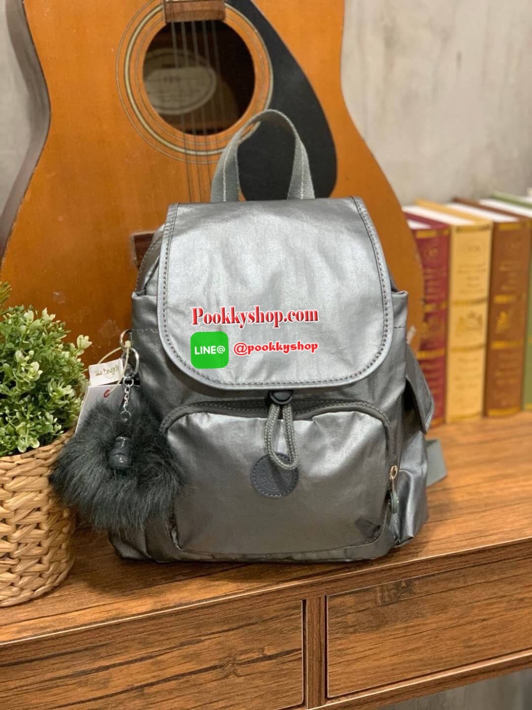 Kipling City Pack Backpack วัสดุPolyamide100% เป้ขนาดกลาง ที่เปิดปิดด้วยตัวล็อค2ชั้นด้วยกระดุมแม่เหล็กและซิป มีช่องใช้งานหลายช่องรวมถึงช่องซิปด้านหน้า มีลูกเล่นที่ด้านหลังมีช่องซิปสำหรับเก็บของและเก็บสายเป้ได้ หรือใช้สายจากเป้สะพายไหล่ได้ ประดับด้วยพวงกุญ