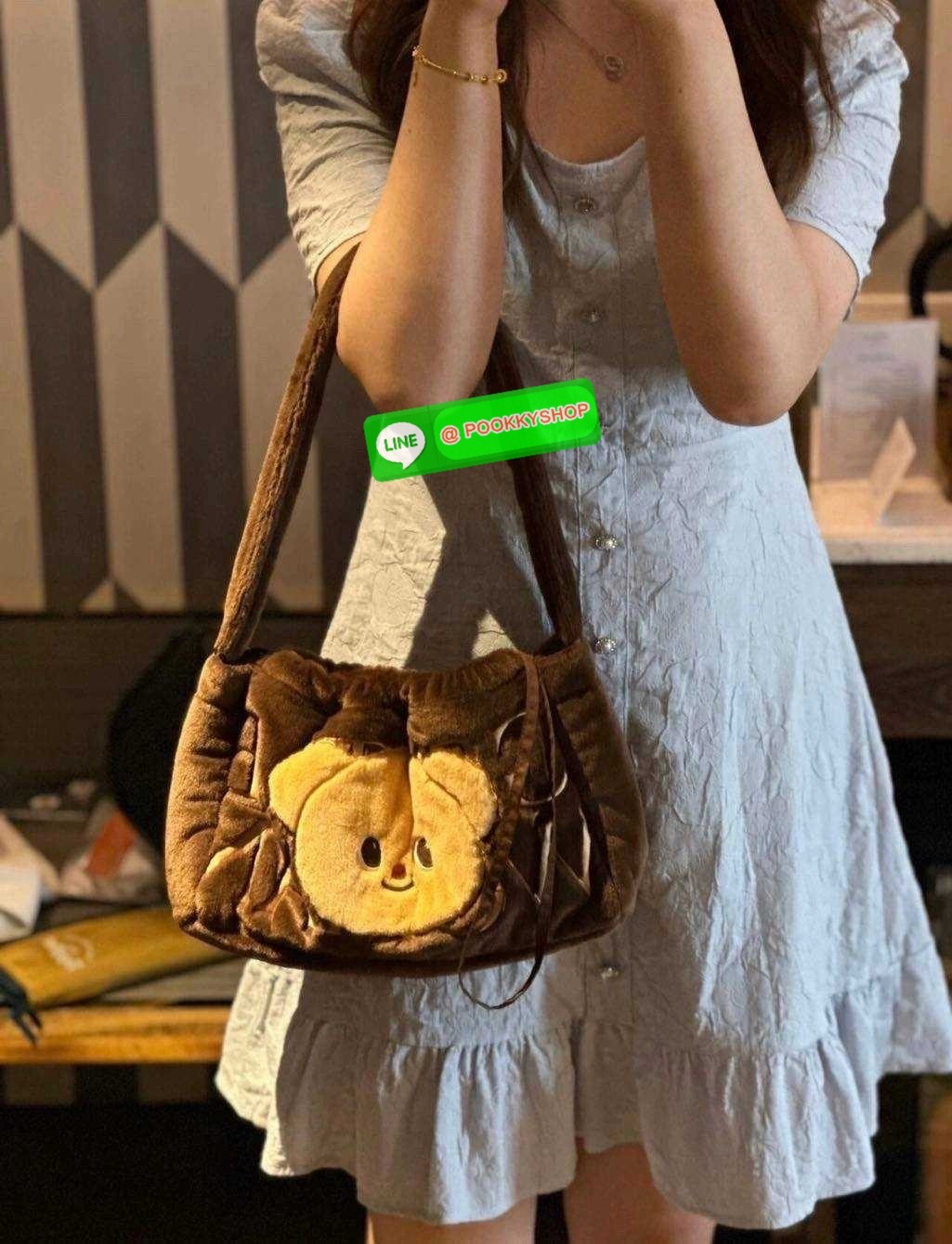 Gentlewoman x Butterbear fluffy dumpling bag 🔆 Details กระเป๋าที่มัมหมีต้องไม่ปล่อยผ่าน น้องหมีเนยน่ารักไม่ไหว และมาในรูปแบบกระเป๋า dumpling สุดฮิต บอกเลยว่าเหมาะกับคริสต์มาสที่จะถึงนี้มาก ดีไซน์น้องหมีเนยโดดเด่น ปากกระเป๋าสามารถรูดเก็บทรงได้ และม