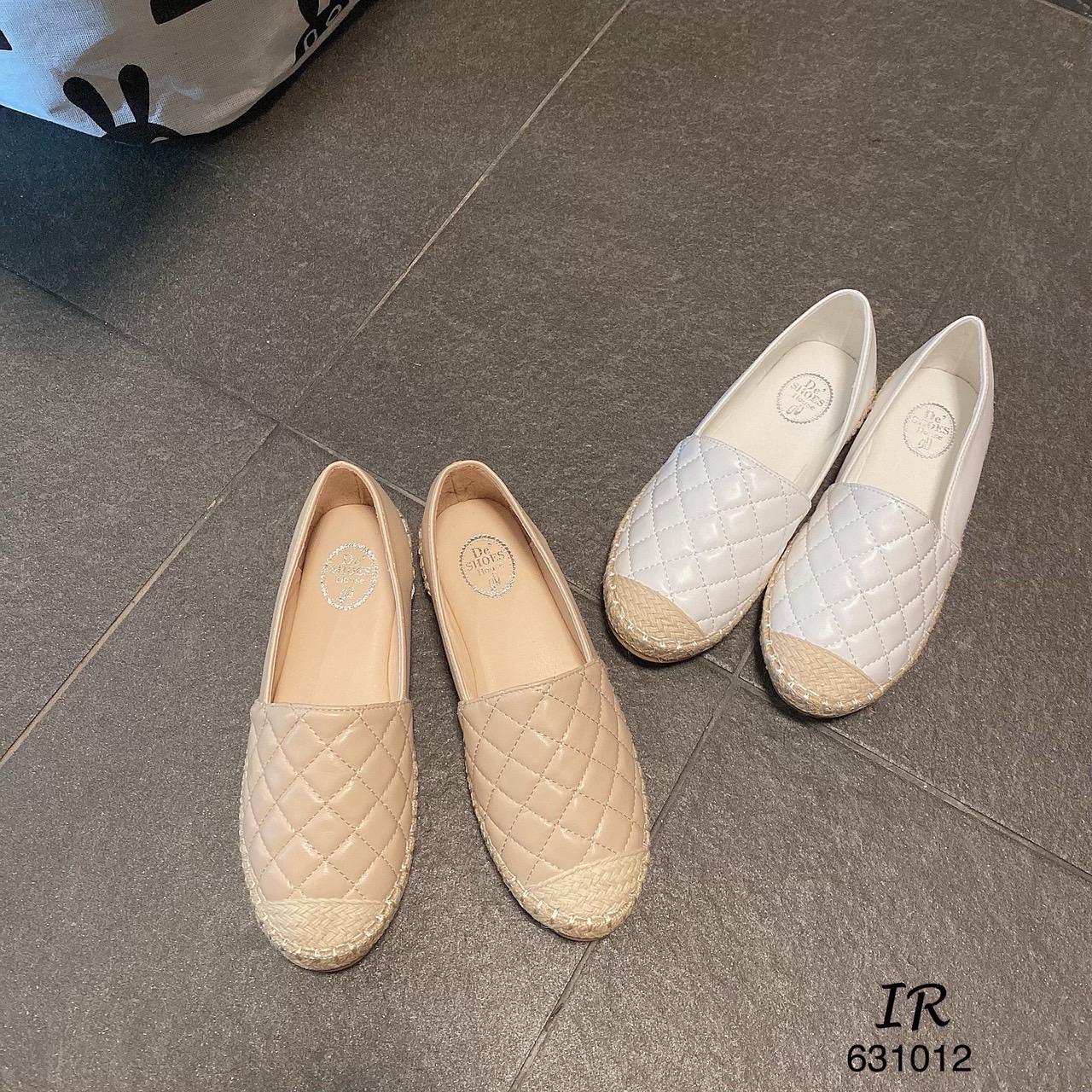 แบบขายดี!!! พร้อมส่ง ลำลองตัวใหม่นิ่มมากๆค่า ทรงสวมสิปออน เย็บลายตาราง พื้นนิ่ม แบรนด์ de'shoe การันตีเริ่องความใส่สบายเท้า ไม่กัดส้น ส้นยางกันลื่นอย่างดี มาน้อยนะคะ สนใจรีบสั่งจองค่า