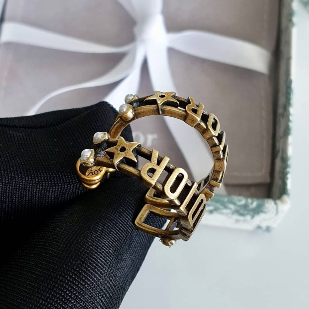 Super Hi-End Quality !!!!! ((งาน 1:1 เหมือนแท้ที่สุดในท้องตลาด)) Christian Dior Earring ต่างหูห่วงคอลล่าสุดค่ะงานอย่างใส่ออกมาน่ารักมากๆค่ะ มีแสตม Dior สวยเป๊ะ งานเลเซอร์สวยๆจาก Dior สาวกดิออพลาดไม่ได้เลยนะคะ ใส่ได้ตลอดไม่มีตกยุคคร๊าา อะไหล่สีทองแอนทีค หร