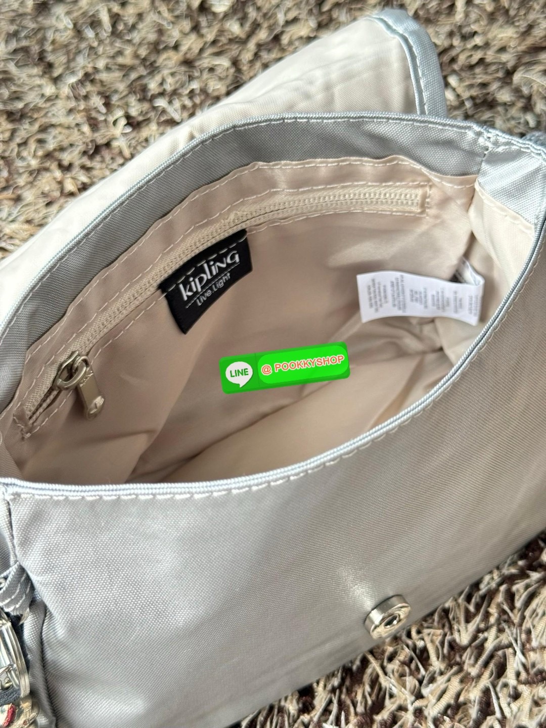 Kipling Sabian Crossbody Mini Bag (AC8280) เป็นอีกหนึ่งกระเป๋าขนาดกะทัดรัด สามารถจัดเก็บของได้เป็นระเบียบ และใส่สิ่งของจำเป็นได้มากกว่าที่คิด โดยมีช่องใส่ของมากมายทั้งด้านหน้า 1 ช่อง ด้านในของกระเป๋า 2 ช่อง อีกทั้งสายสะพายยังสามารถปรับความสั้นยาวได้ตามต้อ