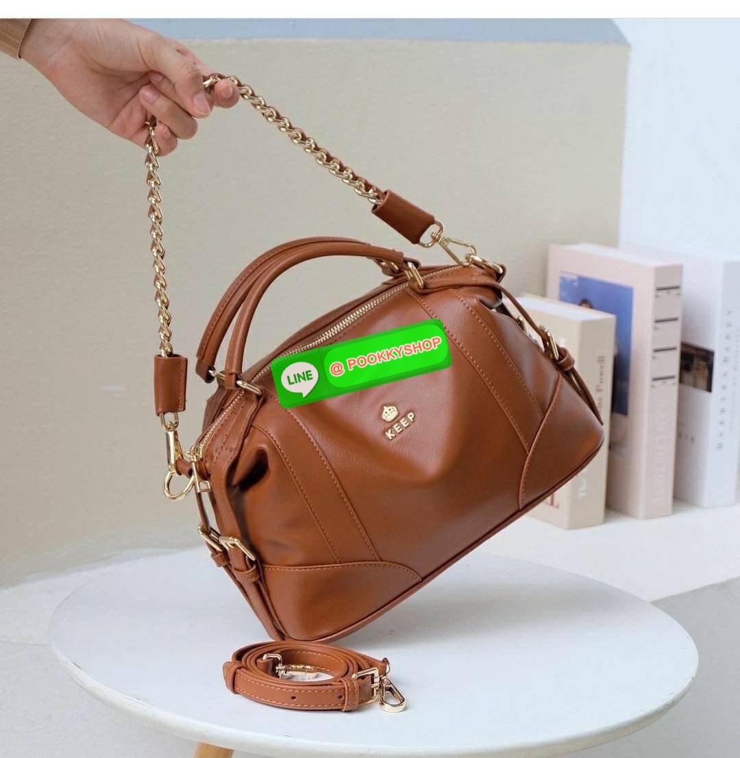 รุ่นขายดีเข้าเพิ่มนะคะ KEEP รุ่น ‘ Ella ‘ bag ทรง Pillow ( ทรงหมอน ) ที่สาวๆ ถามหา กลับมาแล้วค่า พร้อมฟังก์ชันจัดเต็มเหมือนเดิม ใบนี้ size M ใส่ กระเป๋าสตางค์ยาวได้ ใส่ไอแพดได้ ใครต้องการกระเป๋าที่ใช้ได้ทุกวัน ใส่ของครบ แอดมินแนะนำใบนี้เลยค่า สวย คุ้มแน่น