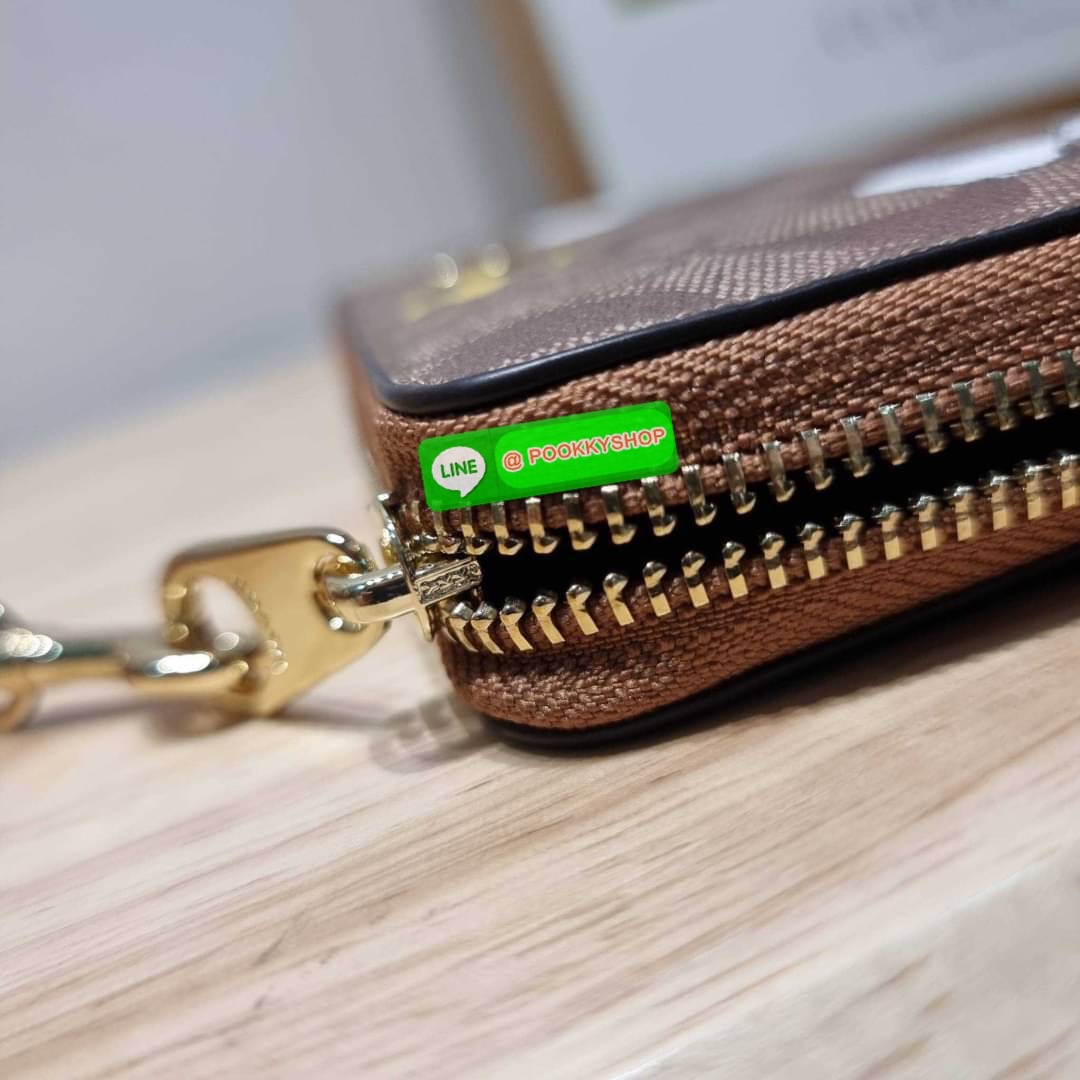COACH CE705 COACH × PEANUTS LONG ZIP AROUND WALLET IN SIGNATURE CANVAS WITH SNOOPY WOODSTOCK PRINT ใหม่ล่าสุด กับกระเป๋าสตางค์ใบยาวกึ่งคล้องมือ สวยดูแพง ดีไซน์เหล่าการ์ตูนยอดฮิต คลาสสิคไม่มีเอาท์ วัสดุหนังแคนวาสเคลือบผิว ดูแลรักษาง่าย มาพร้อมสายคล้องมือ ถ