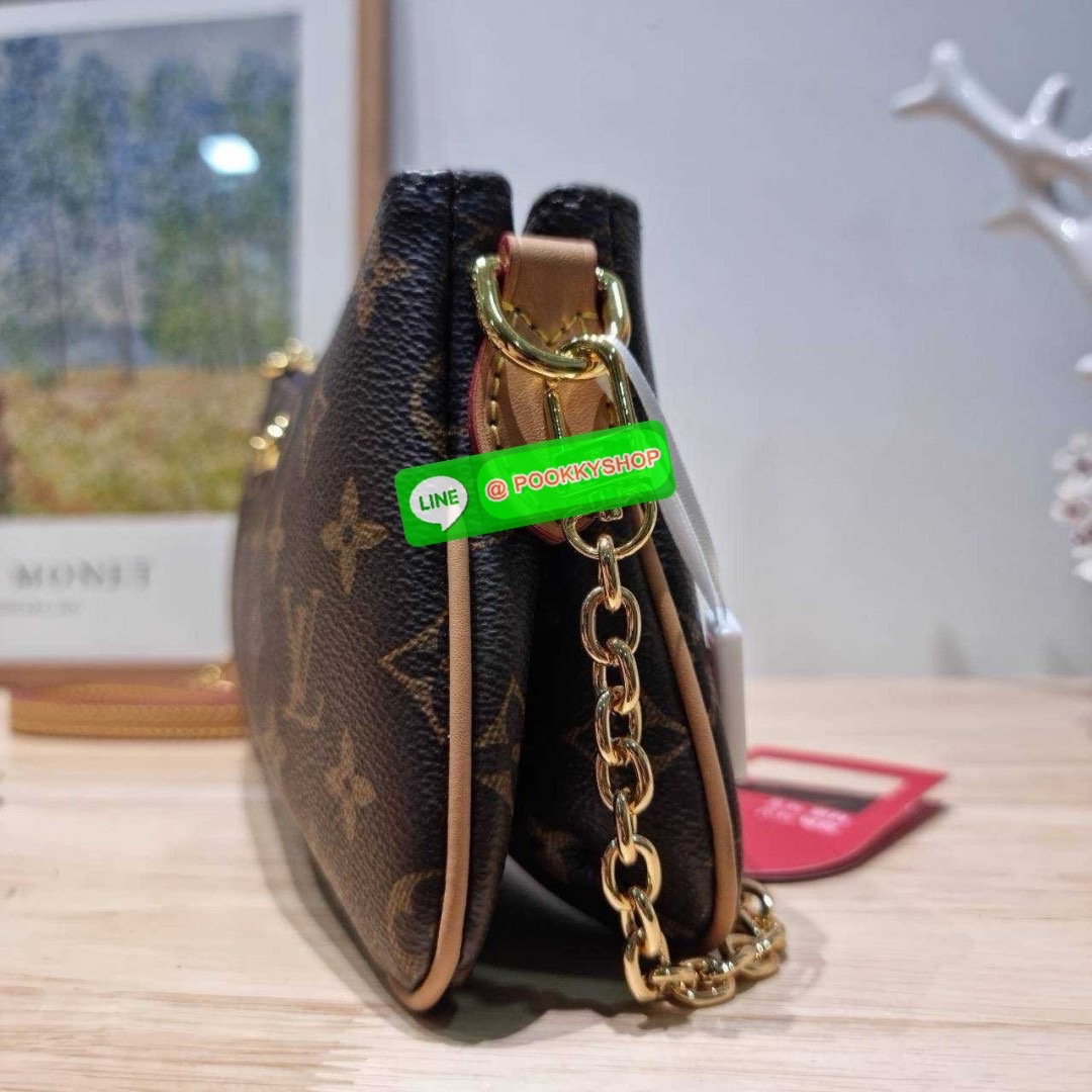 🔆 Model LV liv pochette 🔆 Details ยังคงมีความเป็นเอกลักษณ์ ดีไซน์ลวดลายโมโนแกรมเรียบหรู กับกระเป๋าทรงสวยจากเคาน์เตอร์ dutyfree สวยจับต้องได้ เก๋มากๆ เพลทโลโก้สีทองโดดเด่น มาพร้อมสายสะพายถึง 2 แบบ สายโซ่และสายหนัง ที่สามารถปรับใช้สร้างลุคได