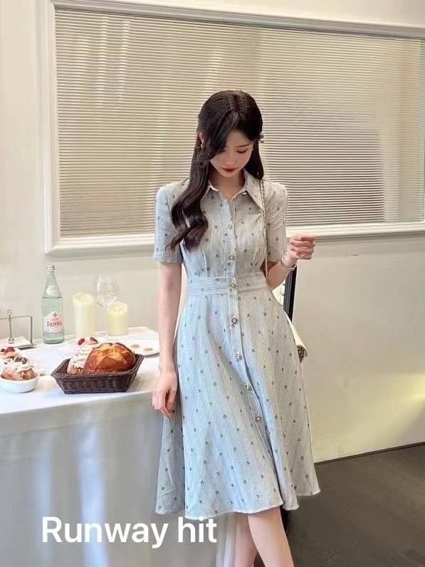ใหม่ล่าสุด collection Chanel 2022 dress ทรงสวยผ้า jacquard ลายเส้น ปักลายlogo cc และดอก คามืเลียตามแบบฉบับ Chanel กระดุมปั๊ม เป๊ะทุกจุด ผ้าทิ้งตัวมีน้ำหนัก cutting เนี้ยบ งาน high end ห้ามพลาด