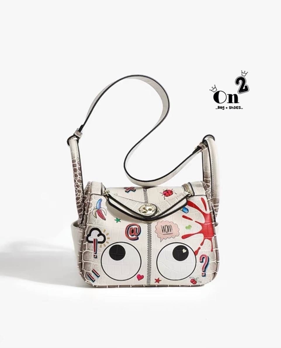 New...กระเป๋าถือ Eye theme ทรง ลินดี้ แบรนด์แท้ 💯(%) วัสดุตัวกระเป๋าด้านหน้าเคลือบกันน้ำอย่างดีลายตามภาพ ด้านหลัง ขอบ ฝา กระเป๋าทำจากหนังผสมอย่างดีสีตามภาพ มาพร้อมสายยาวสีเดียวกับกระเป๋า