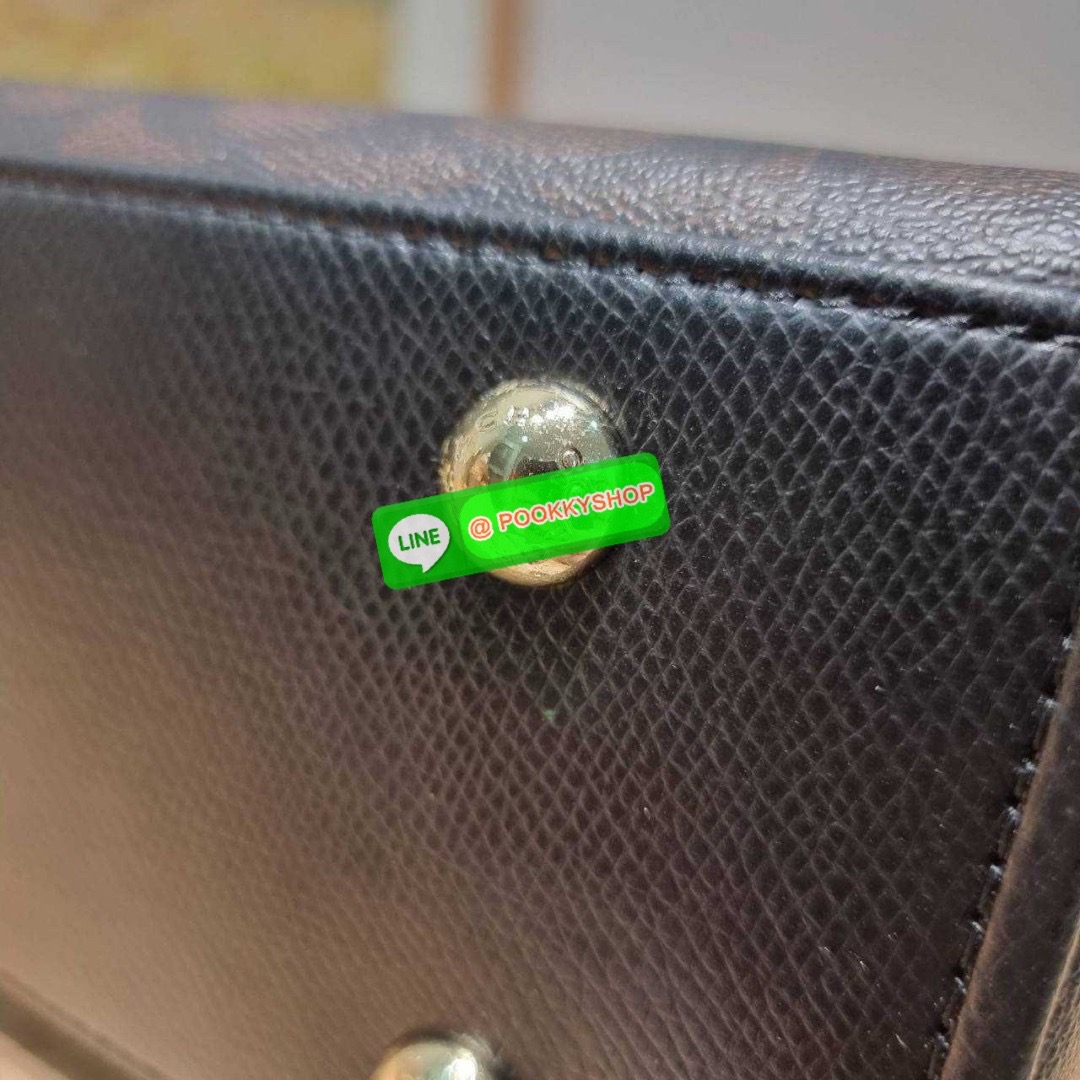 กระเป๋าถือ/สะพายรุ่นยอดนิยม ดีไซน์คงความคลาสสิค แฝงความหรูด้วยอะไหล่สีทอง หูจับในตัวสะดวกใช้งาน ปากกระเป๋ามีซิปปิดกันหล่นแน่นหนา ใต้กระเป๋ายังมีหมุดรองถนอมกระเป๋าอีกด้วย มีสายสะพายข้างให้ ถอดออกได้ ปรับได้ตามต้องการ ภายในโล่งกว้าง มีทั้งช่องซิปและช่องย่อย