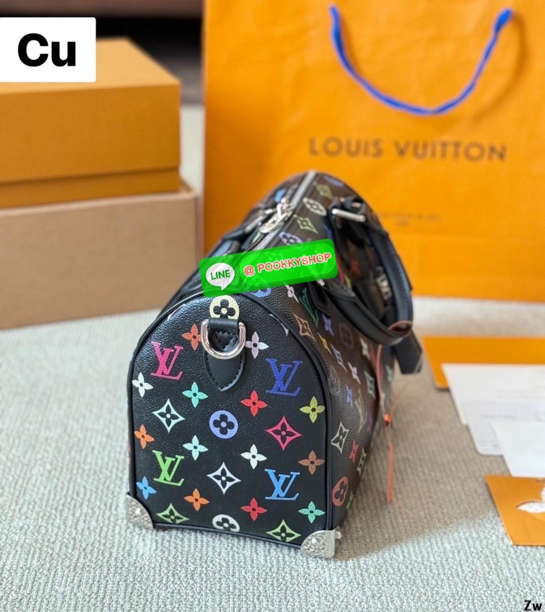 LV x TM Speedy Bandoulière 25 bag กระเป๋าทรงหมอน รุ่นใหม่ท็อปฮิต สวยหรูโดดเด่น มีชีวิตชีวาในคอลเล็คชั่น LV x Murakami ด้วยลายโมโนแกรมสุดไอคอนิกเปี่ยมสีสันที่รังสรรค์ขึ้นใหม่จากพาเลตต์สีสุดป๊อปอันเป็นเอกลักษณ์ของศิลปินชาวญี่ปุ่น ดีไซน์กระเป๋าสุดคลาสสิก รูป