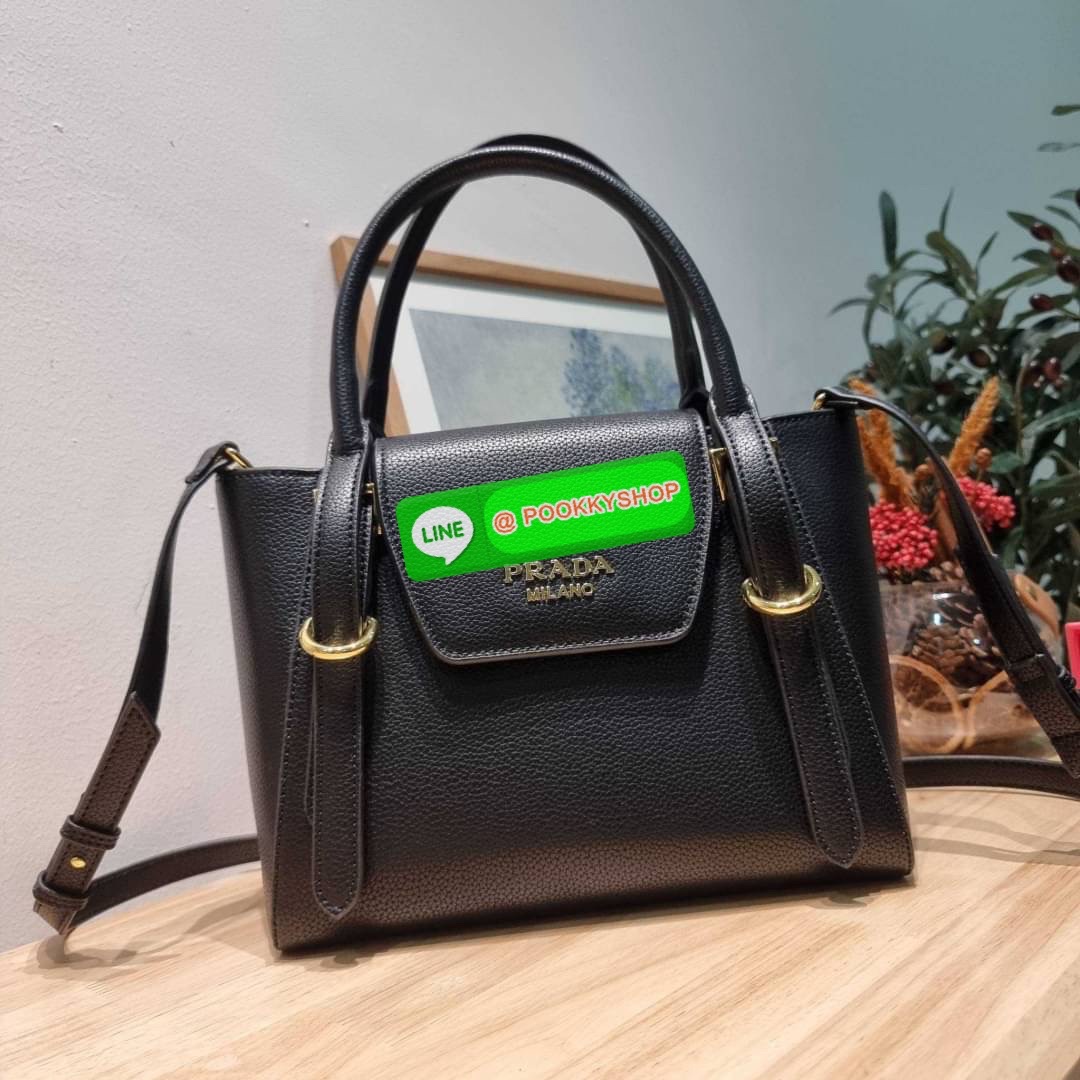 Hot item Prada leather bag กระเป๋าถือ/สะพายล่าสุด จากเคาน์เตอร์ dutyfree ที่ดีไซน์เรียบหรู หนังวัวฟอกสี สวยคมชัด เต็มไปด้วยดีเทลน่าใช้ สายคล้องไหล่ที่สามารถถอดออกได้ เพื่อใช้สายยาวสะพายข้างเส้นเดียว หรือจะใส่ไว้ทั้งคู่ก็อัพเกรดลุคดูแพงได้ ปากกระเป๋ามีฝากร