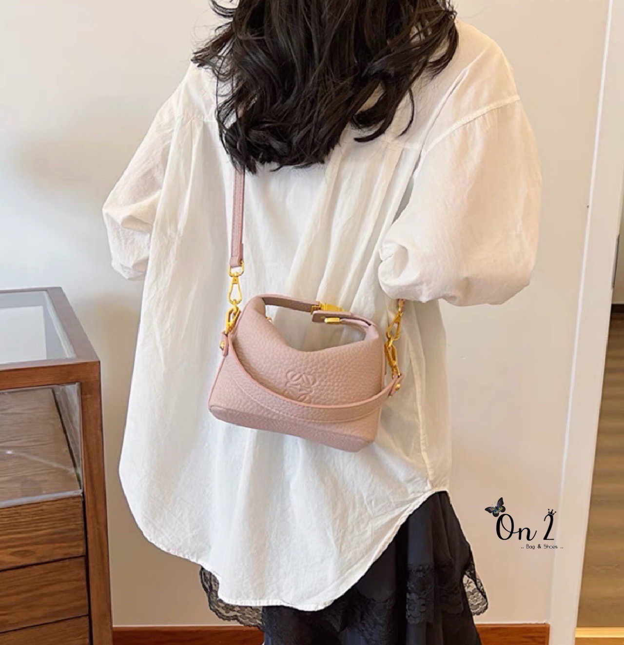 กระเป๋าหนังแฟชั่นทรงสุดฮิต ดีไซน์เรียบหรูแต่ดูเก๋มาก ✨ หนังเท็กซ์เจอร์นิ่ม สวยหรู จับถนัดมือ หัวล็อกโลหะสีทอง ตัดกับตัวกระเป๋า เพิ่มความหรูหรามีระดับ ใส่มือถือ เงิน และของใช้จุกจิกได้ครบ มีสายสะพายปรับได้ จะถือ / สะพายข้าง / crossbody ก็ได้หมด ดีไซ