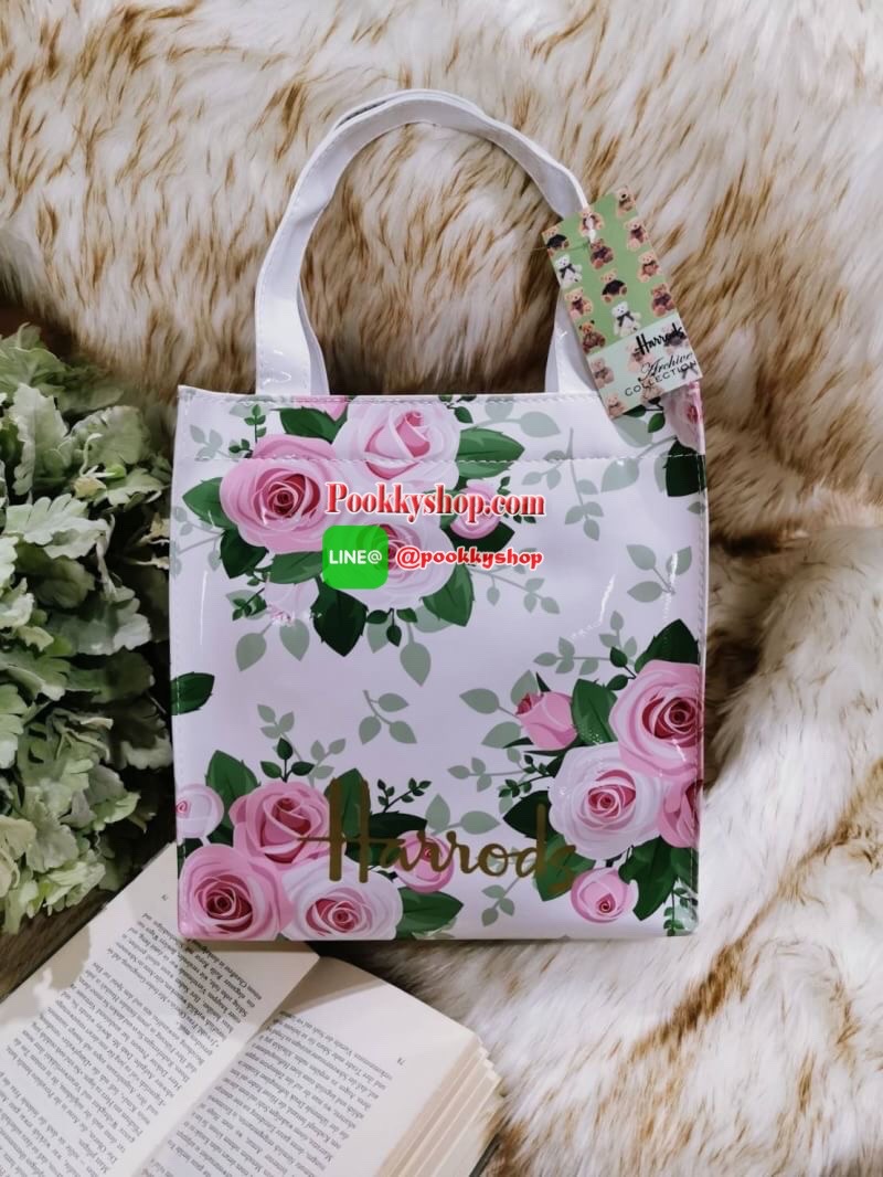 ลายนี้เข้าแล้วนะคะ! พร้อมส่งไอเท็มยอดนิยม! Harrods London Top-handle Shopping Bag กระเป๋า Shopping แบรนด์ดังจากอังกฤษรุ่นยอดนิยมวัสดุ PVC+Polyester 100% ของแท้เนื้อหนาอยู่ทรงกันน้ำ ขนาดกำลังดี น้ำหนักเบา เปิดปิดด้วยซิปสะดวกใช้หัวซิปปั้มโลโก้แบรนด์อะไหล่เง