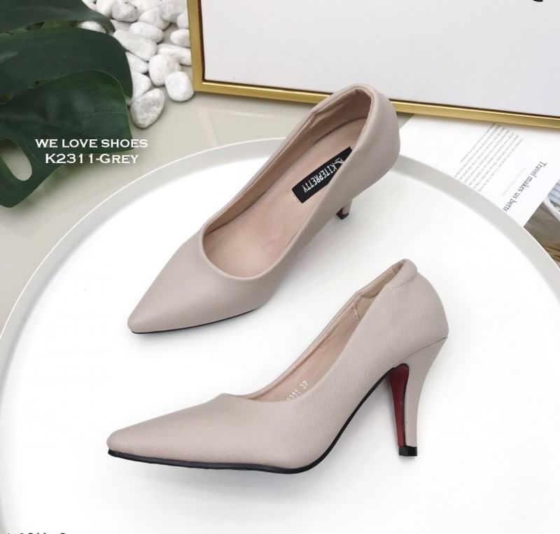 พร้อมส่ง รีพีทอีกแล้วขายดีมากค่ะ รองเท้าคัชชู หัวเเหลมหนังนิ่ม งาน PRADA Style สูง 3 นิ้ว ทรงสวย แพทเทรินเป๊ะใส่สบายสุดๆ สวมใส่สบายไม่กัดเท้า เดินไม่เมื่อย ของจริงงานสวยมาก รีบๆสอยไปสวยนะจร้าาา