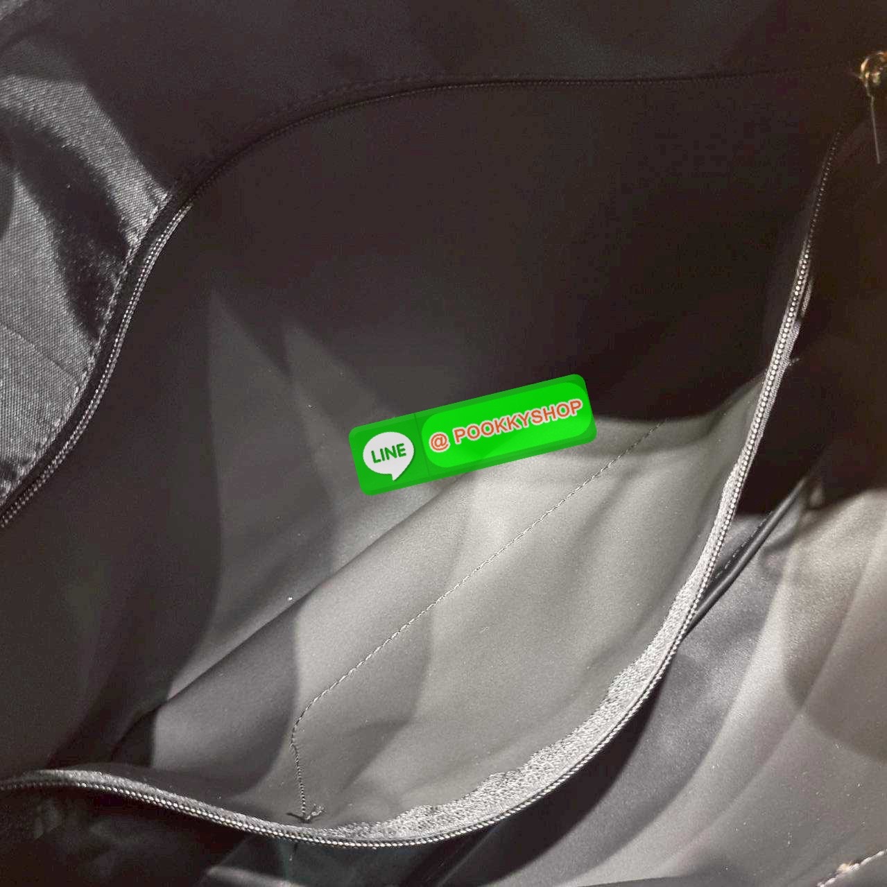 🔆 Model Longchamp le pliage hobo bag 🔆 Details กลับมาอีกครั้งกับรุ่นหายาก กระเป๋าทรงโท้ท ใบใหญ่กำลังดี จุของได้เยอะมากๆ ใส่โน้ตบุ้คได้ ใช้ไปทำงานแมทช์ได้กับทุกไลฟ์สไตล์ ด้านข้างมีกระเป๋าเล็กๆใส่ของจุกจิกหรือโทรศัพท์ได้ เปิด-ปิดกระเป๋าด้วยซ