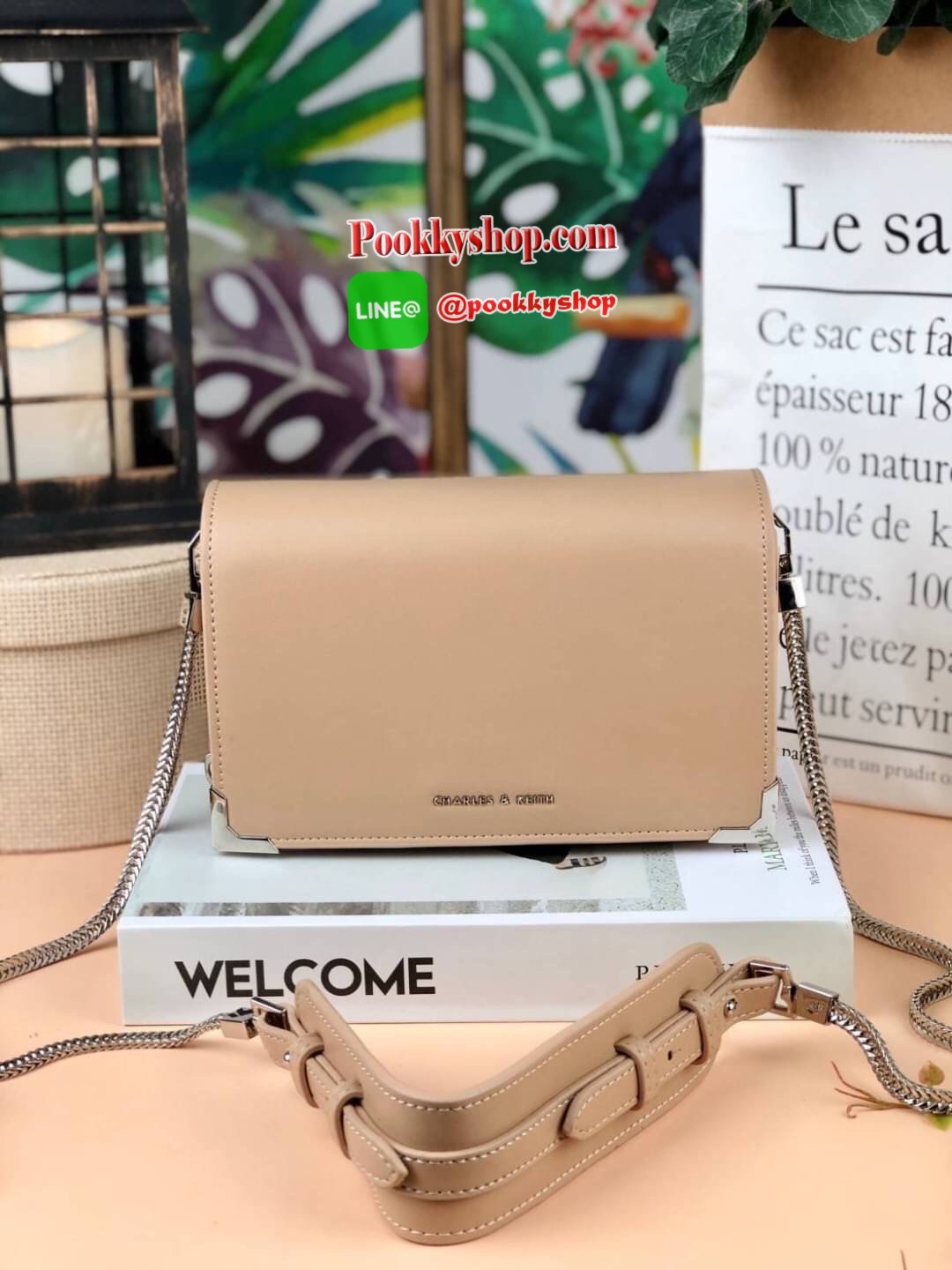 CHARLES & KEITH METAL ACCENT SLING BAG กระเป๋าสะพายวายโซ่ครึ่งหนัง สวยน่ารักมาก😍 ด้านหน้าปั๊มโลโก้แบรนด์ เปิดปิดแบบกระดุมแม่เหล็ก ด้านในมี 3 ช่องใหญ่ เป็นช่องซิปตรงกลาง ตรงช่องซิปสามารถใส่ธนบัตรได้ตามยาวและมีช่องซิปใส่เหรียญ พร้อมกับช่อฃใส่การ์ดได