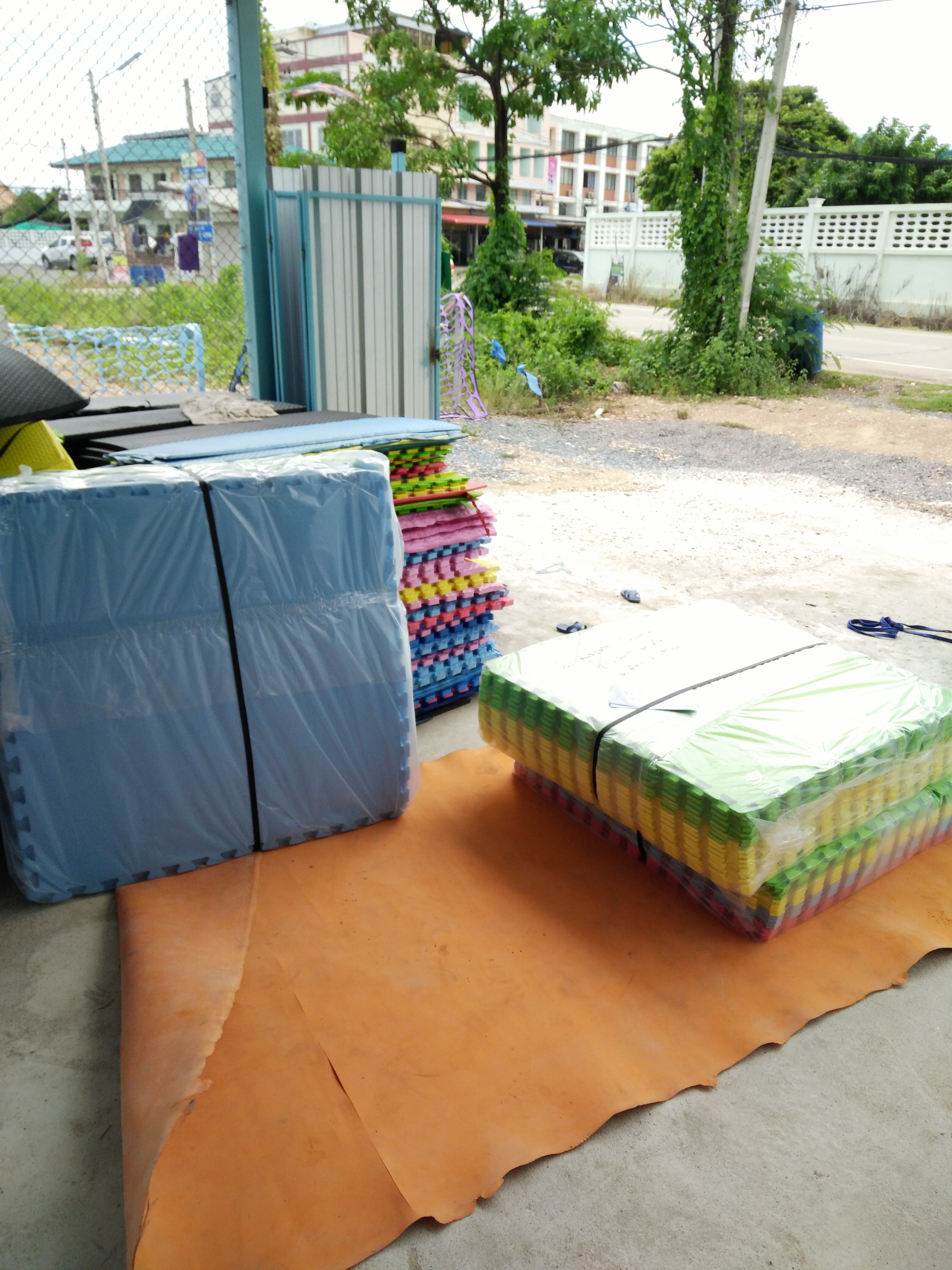 แผ่นยางปูพื้น แบบจิ๊กซอ ขนาด 1 x 1 เมตร หนา 15 มม.