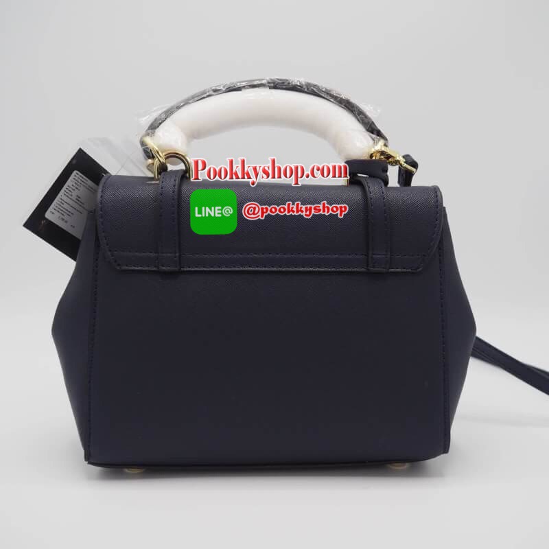 LYN MAXINE XS BAG กระเป๋าถือทรงสวย อยู่ทรงแข็ง ฝากระเป๋าเปิด-ปิดด้วยกระดุมแม่เหล็ก อะไหล่ปั๊มโลโกแบรนด์ ภายในมี 1 ช่องโล่ง ช่องเล็ก 1 ช่องและช่องซิปเล็ก มีหูหิ้วคล้องแขนสะดวก มาพร้อมสายยาวปรับได้ ถอดได้ ใส่ipad mini ได้ จุของได้เยอะ สะพายไปเรียน ทำงาน ดูด