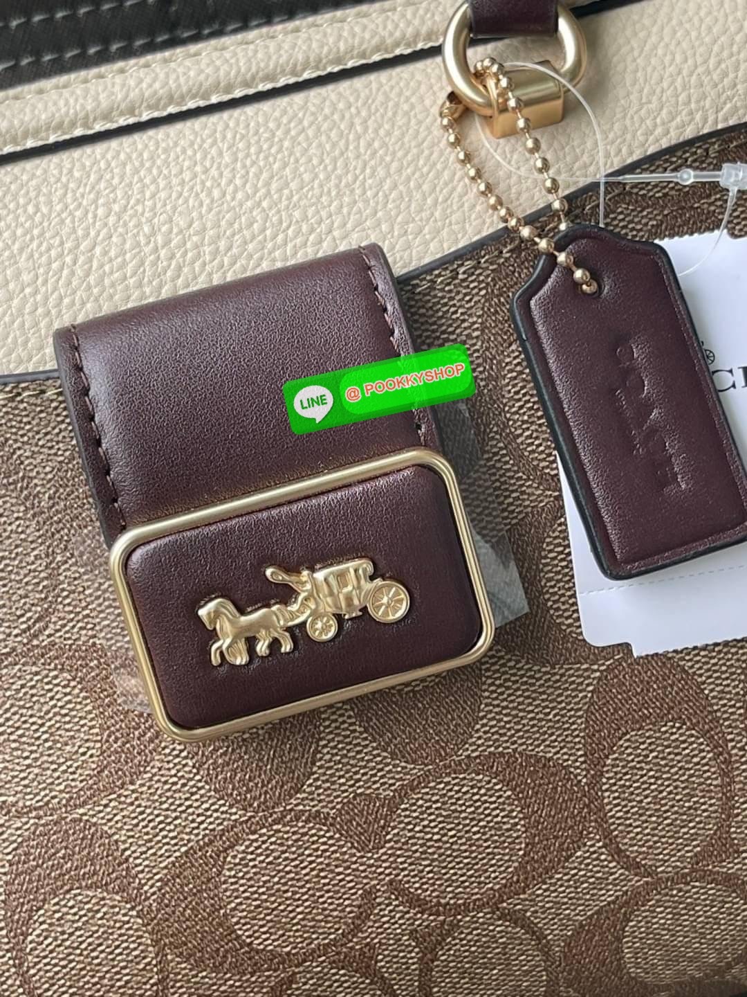 Coach Grace Carryall In Signature Canvas กระเป๋ารูปทรงสี่เหลี่ยมสุดคลาสสิก เป็นกระเป๋าอเนกประสงค์ที่สามารถใช้ได้แทบทุกโอกาส ไม่ว่าจะไปเรียน, ไปทำงาน, ไปเที่ยว หรือแม้แต่ไปชอปปิง ด้วยขนาดที่กำลังดี ไม่ใหญ่เทอะทะ แต่ก็ไม่เล็กจนเกินไป มาพร้อมหูหิ้วทั้งด้านบน