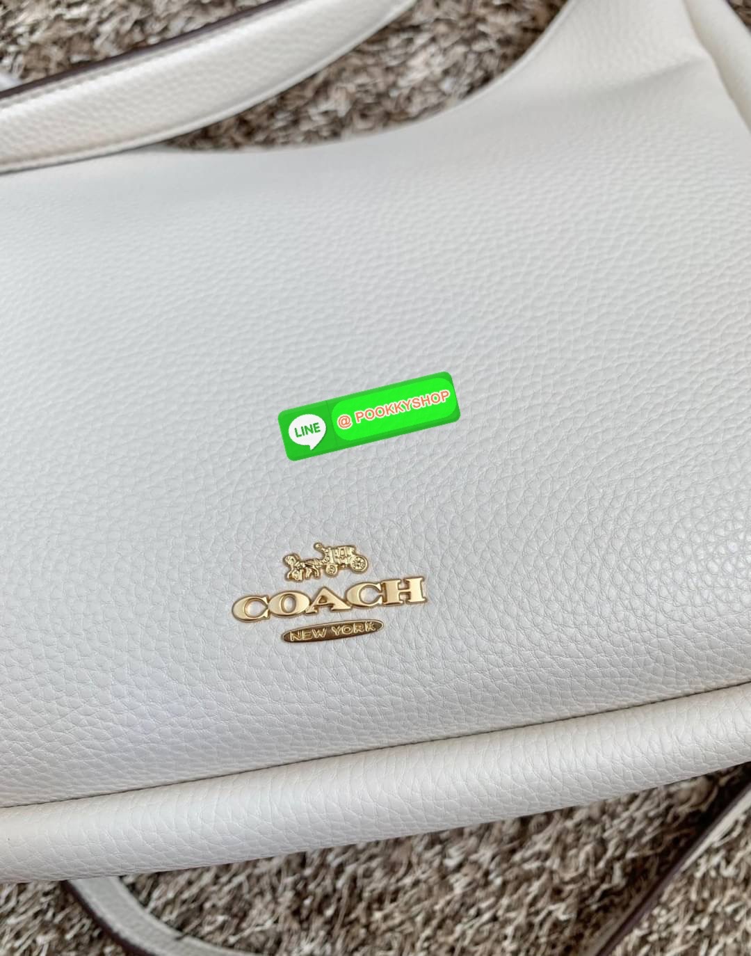 COACH JULES HOBO BAG ((C9189//9190)) 🌍พร้อมส่งที่ไทย! ต้องบอกก่อนว่าหนังรุ่นนี้อย่างดี นิ่มมากๆ สัมผัสแล้วรู้สึกละมุน กับกระเป๋าใบใหญ่ ทรงสวย เปิดปิดกระเป๋าแบบซิปมีหนังห้อยเพิ่มความเก๋ตรงหัวซิปค่ะ ภายในกระเป๋ากว้างมาก ใส่สัมภาระได้ครบครัน หายห่วงเ