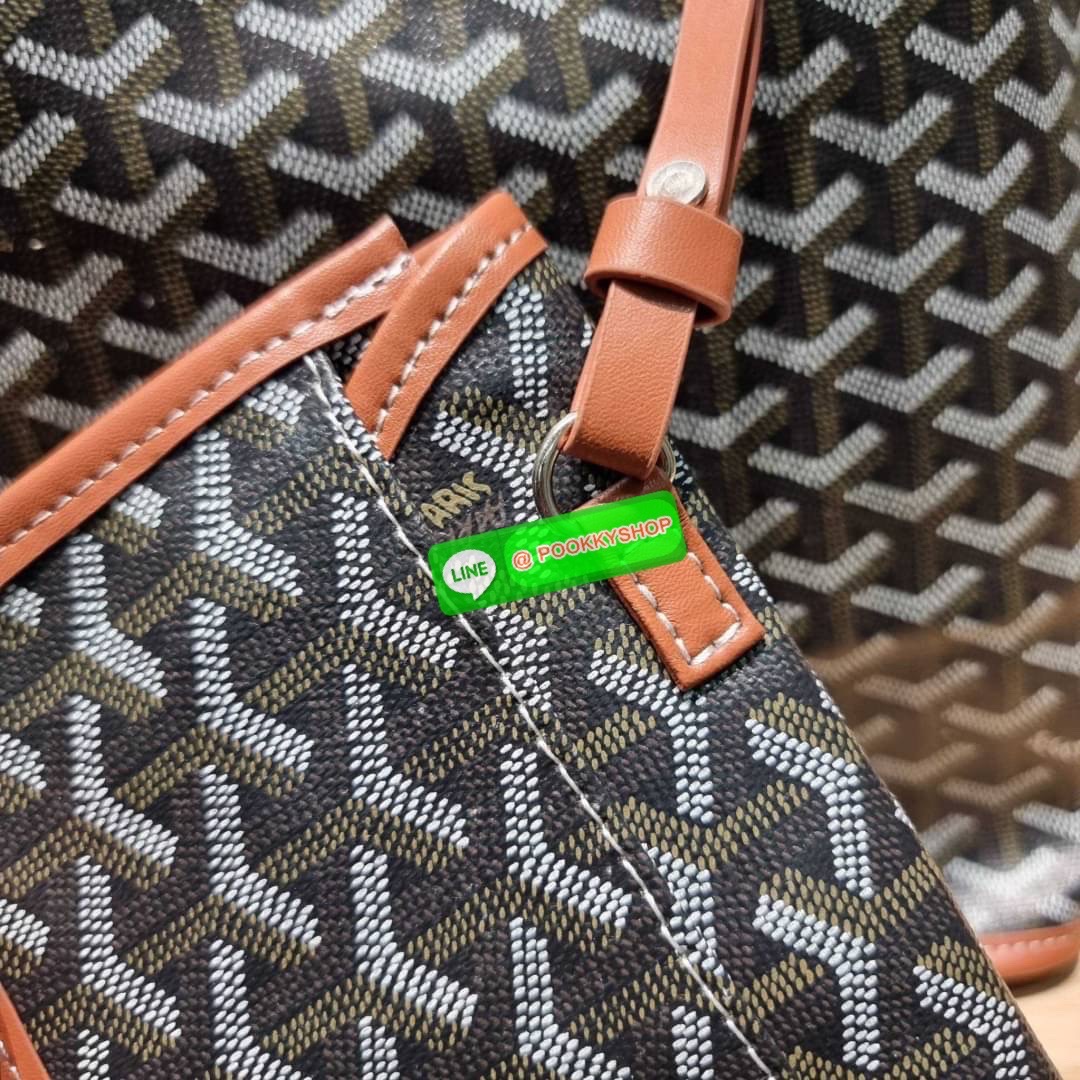 GOYARD ANJOU REVERSIBLE TOTE 🔆 Details ฮอตไอเท็ม กับกระเป๋าสะพายทรงโท้ท ใบใหญ่จุใจ!! มาครบสีขายดี เลิศทุกสี รูปทรงคลาสสิค ดีไซน์เป็นเอกลักษณ์ ใช้งานได้หลากหลาย สามารถกลับด้านใช้ได้แบบไม่มีเบื่อ พิมพ์ลายสวยคม ภายในโล่งกว้างมาก มาพร้อมหูคล้องไหล่ในต