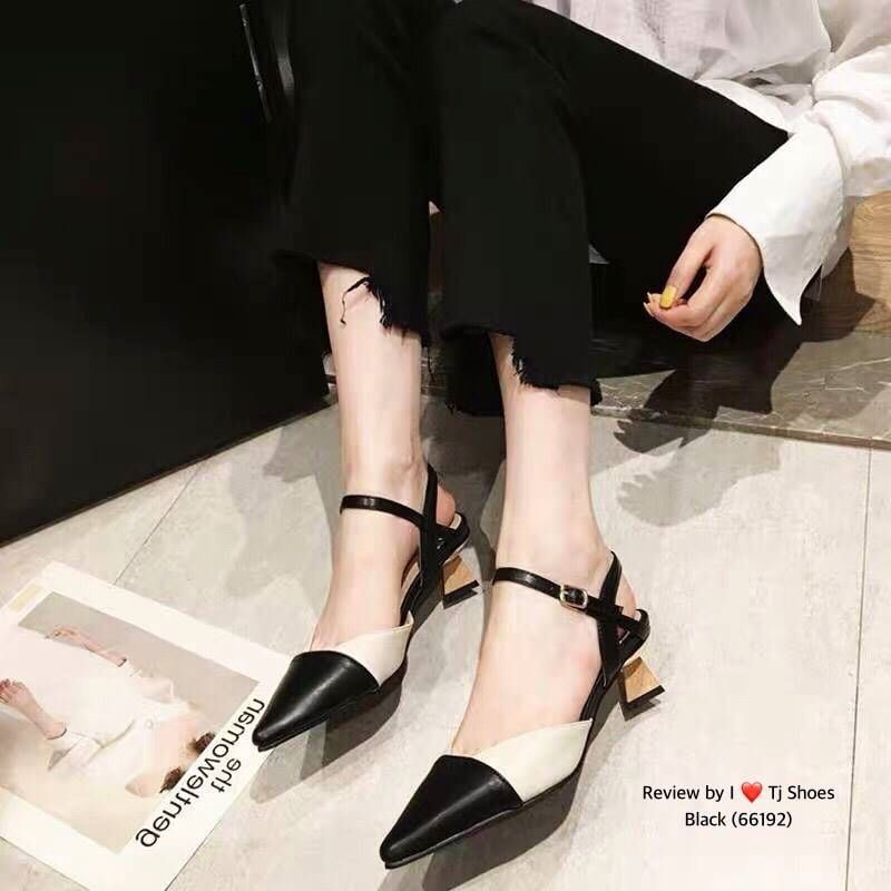 ! พร้อมส่ง เกร๋ต่อไม่รอแล้วจ้า !!! รองเท้ารัดส้นนำเข้า ที่สวยเกร๋สุดๆ รุ่นนี้ใช้วัสดุเกรดพรีเมี่ยมอย่างดีทั้งหมด หนังนิ่ม ส้นไม้สวยเกร๋ ใส่แล้วเท้าดูเรียว จับแมทกับชุดอะไรก็เกร๋ก็ปังสุดๆ แถมใส่ได้เรื่อยๆ ของจริงงานสวยมากคุณภาพดี เป็นรุ่นแนะนำ รีบสั่งด่วนๆ