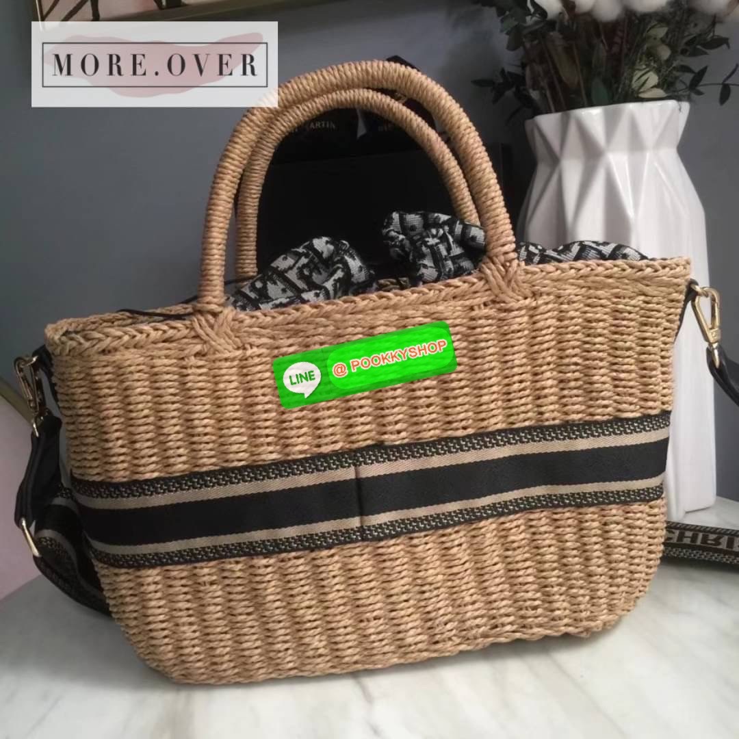 ทรงนี้จุของได้เยอะค่ะ ดาราเซเลปใช้กันเยอะเลยจ้า สาวๆ ต้องมีนะจ๊ะใบนี้น่ารักมากค่ะ แมทกับเสื้อผ้าได้ง่าย ดูเรียบหรูค่ะ กระโปรงสาน Chistian Dior แต่งลายชื่อแบรนด์ มีสายยาวครอสบอดี้ได้ค่ะ หรือจะถือก็น่ารักมากค่ะ ลุคคุณหนูมากค่ะ งานคุณภาพการันตี